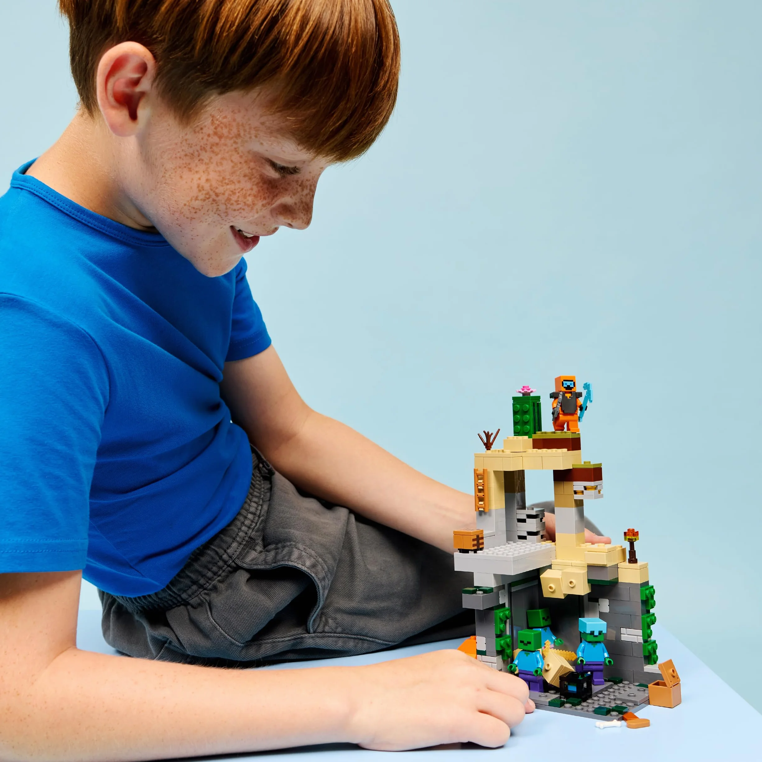 LEGO Minecraft Le Donjon de Zombies 21587 Jeu Interactif avec Minifigurine de Vagabond 3 Figurines de Zombies Slime Établi Cadeau Gaming 8 Ans
