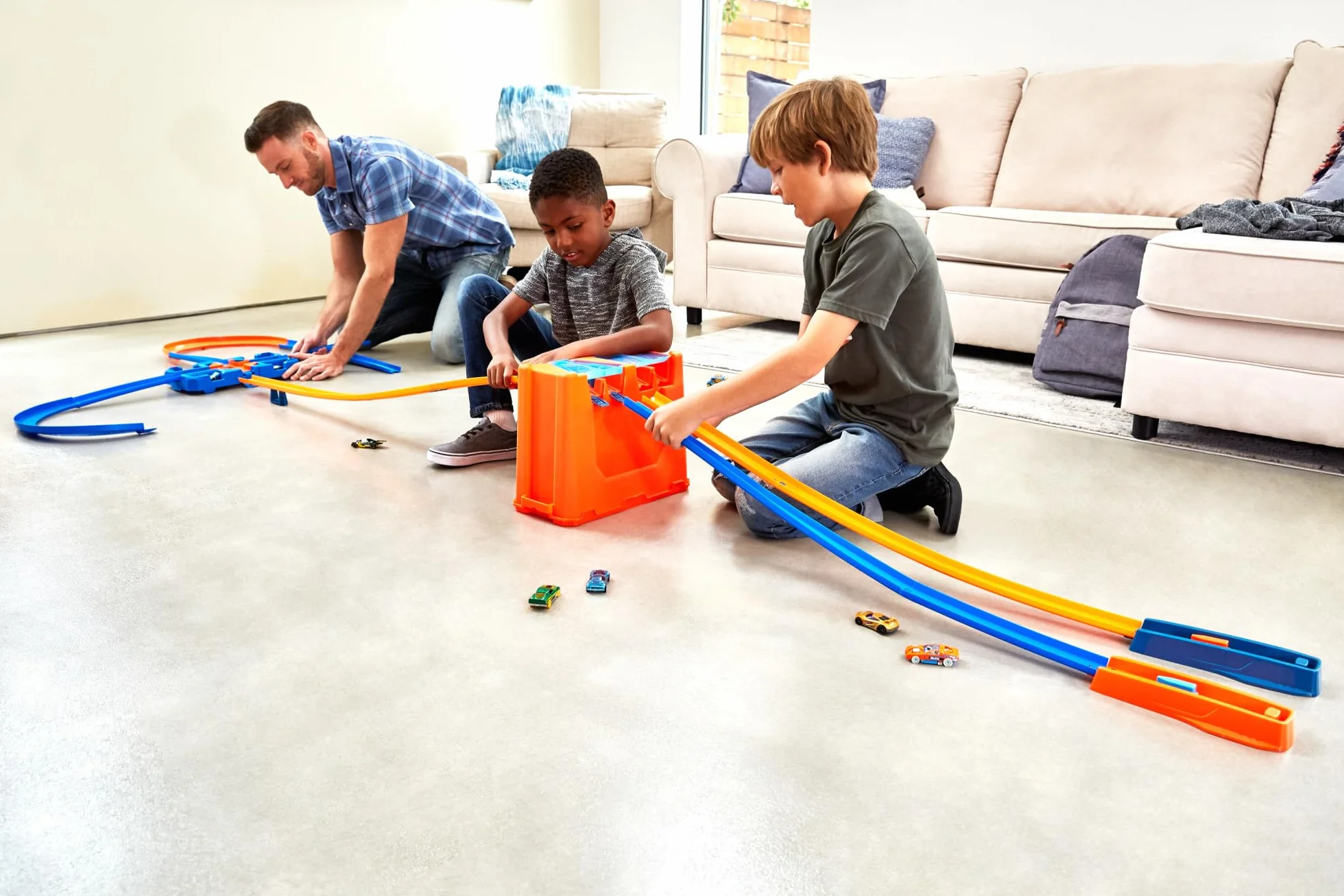 Hot Wheels Track Builder Deluxe Boîte de Construction, 6 mètres de Piste, 2 Voitures de Course, Jouet Enfant GGP93