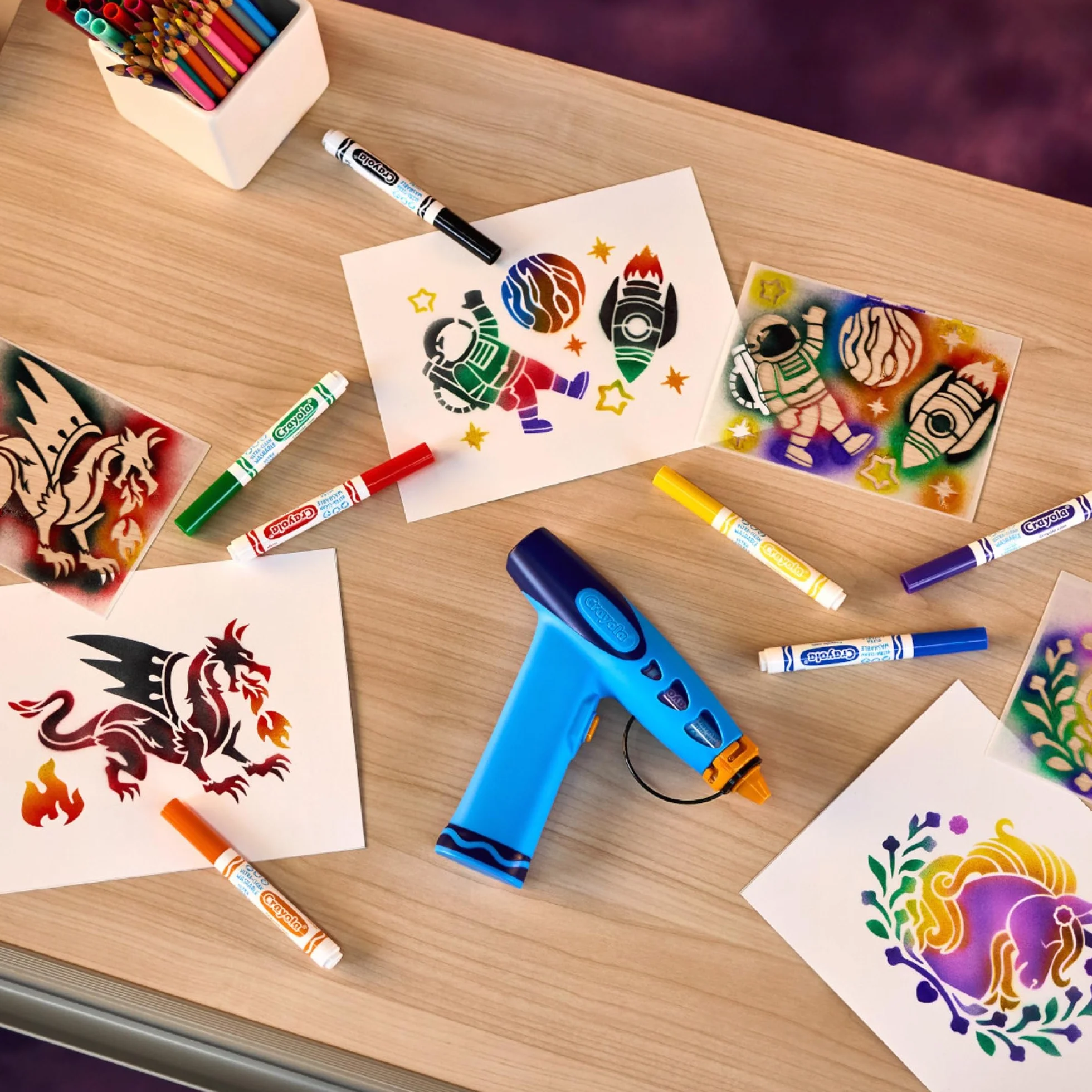 CRAYOLA Airbrush Marker Créatif pour Enfants avec 8 Feutres Lavables et 5 Pochoirs, Jouet Éducatif, 6 Ans