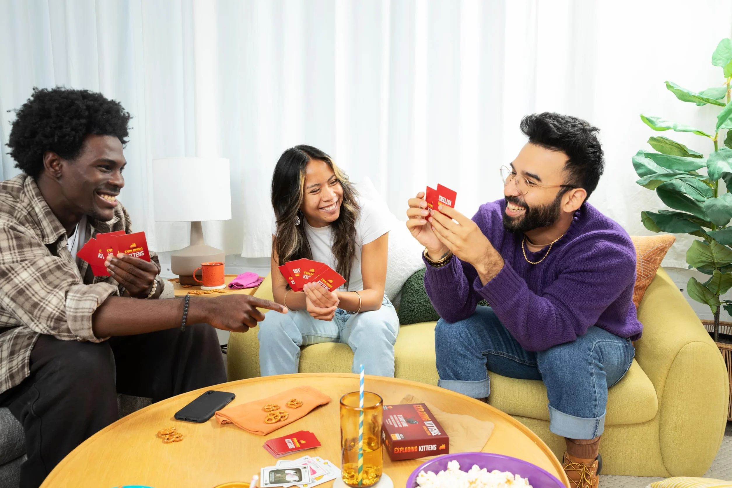 Asmodee Exploding Kittens Jeu de Base - Jeu de Cartes pour Adultes et Enfants dès 7 Ans - 2 à 5 Joueurs - 15 Min