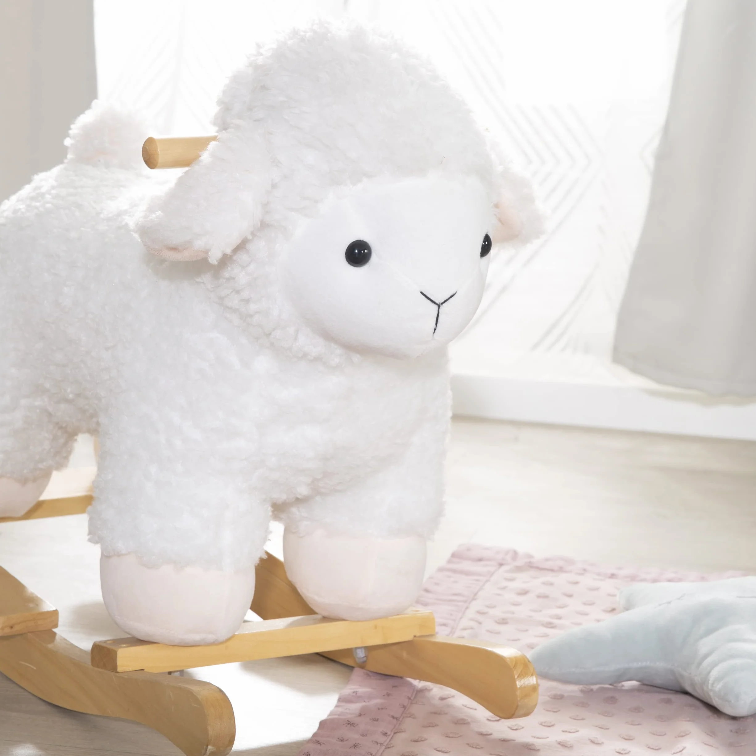 Agneau à Bascule en Bois et Peluche Douce avec Poignées - Aide à Maîtriser l'Équilibre - pour Enfants de 18 Mois à 6 Ans - Supporte 30 kg - Blanc