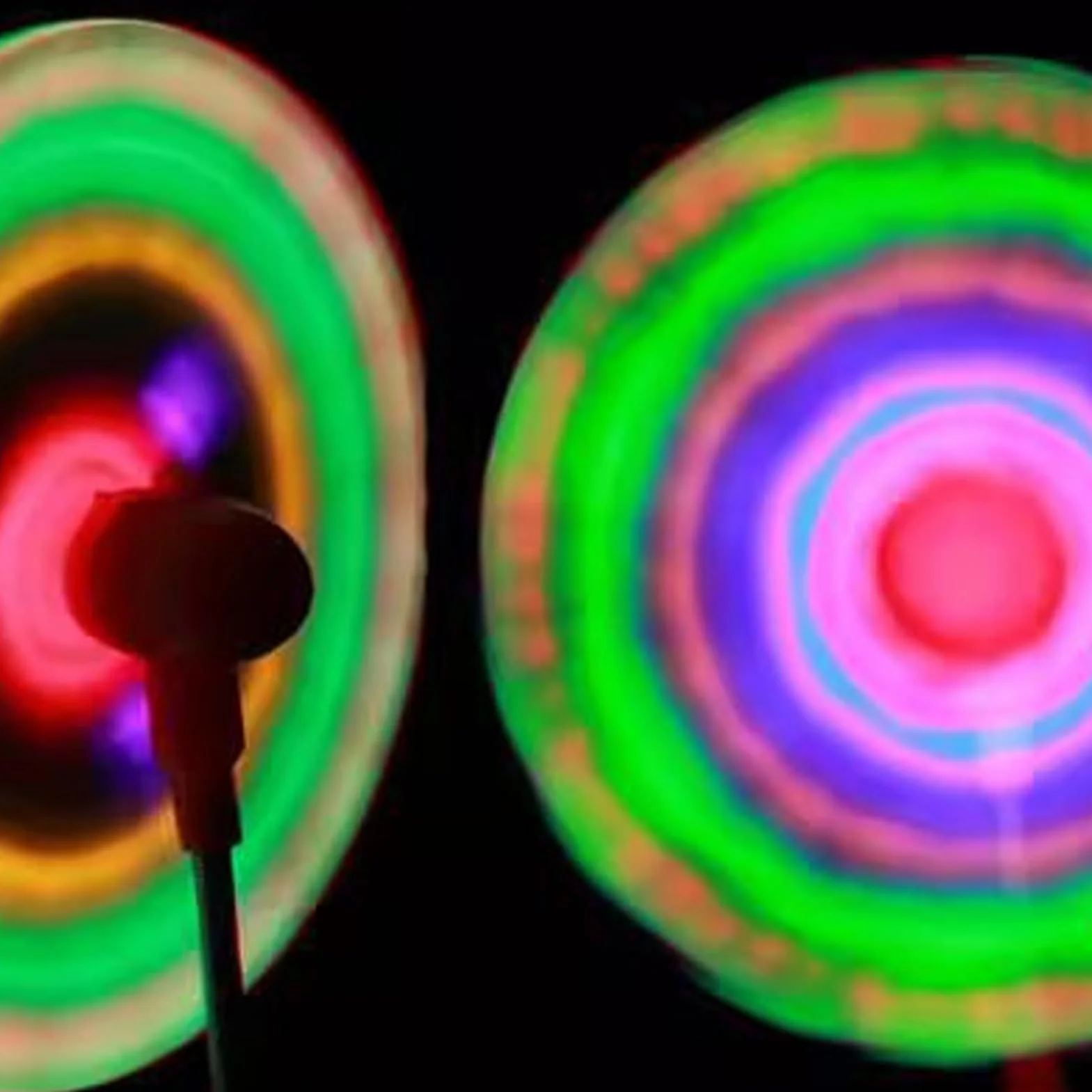 Ventilateur Pivotant LED PP 25 Cm Lumineux Rotatif Musical Coloré avec Son