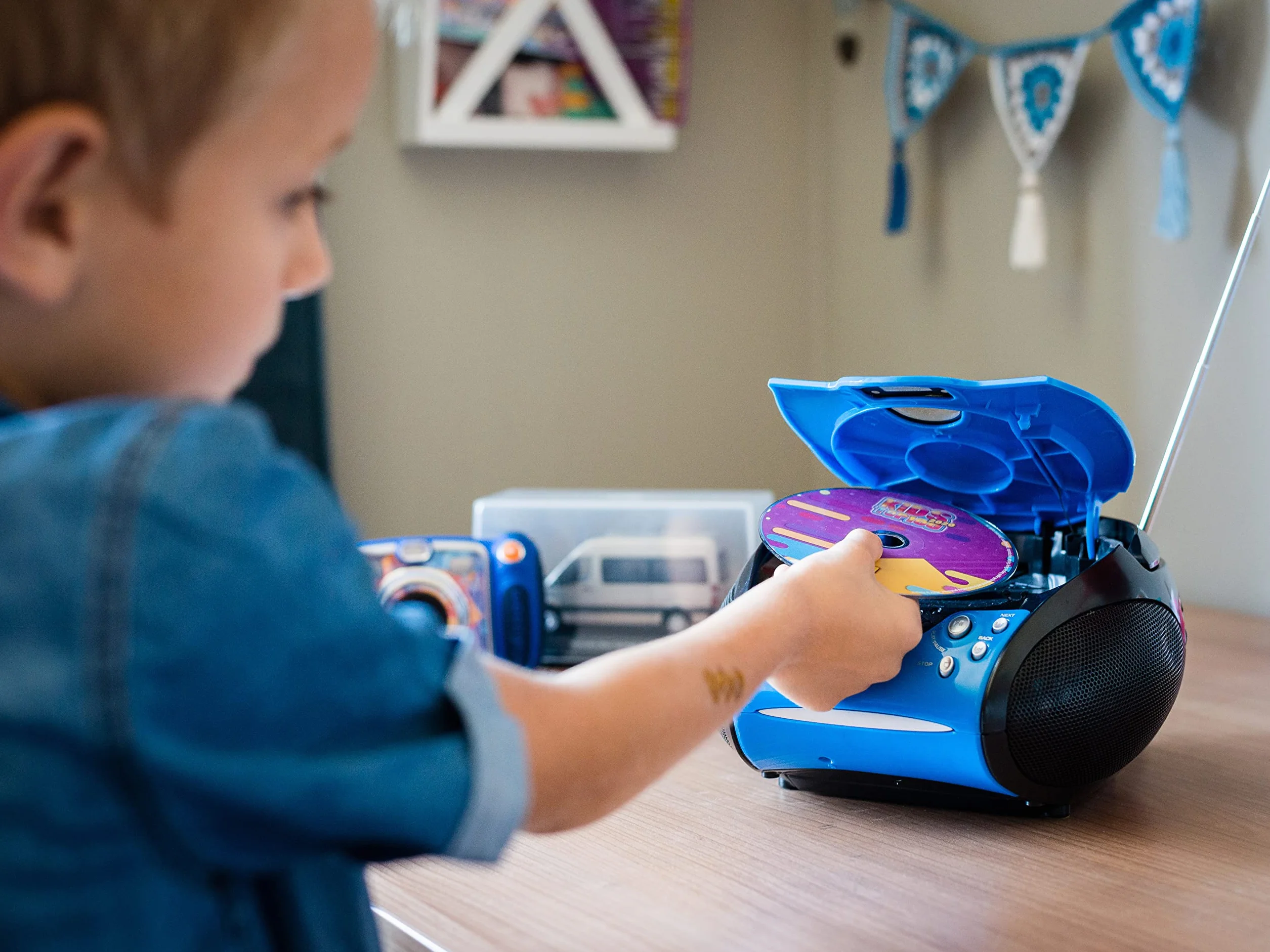 Lenco SCD-24 Radio Lecteur CD Enfant Chaîne Stéréo avec Prise Casque, Écran LCD, Batterie, Alimentation - Bleu