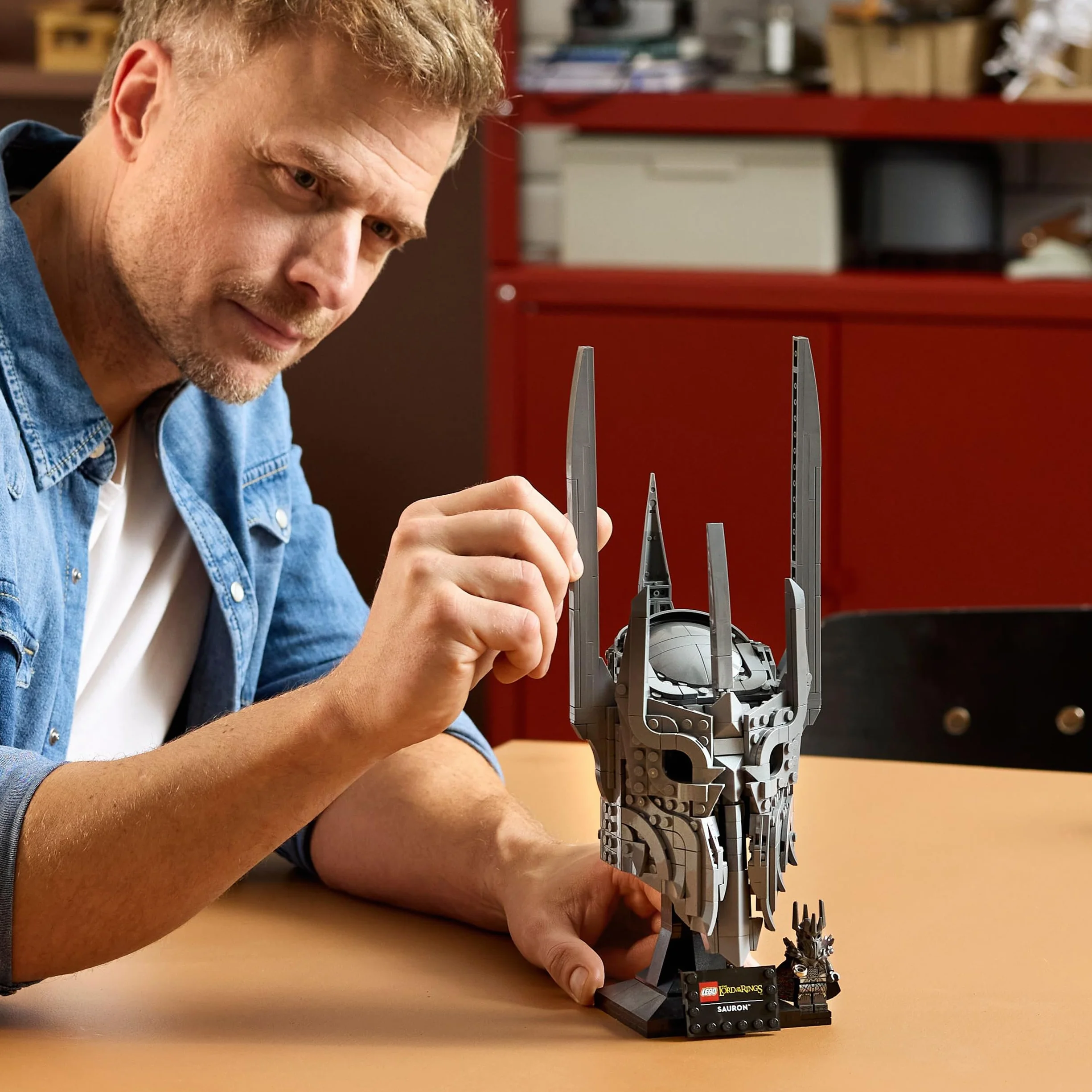 LEGO Icons Le Seigneur des Anneaux Le Casque de Sauron Maquette Adulte Décoration Anneau Unique Minifigurine Collector