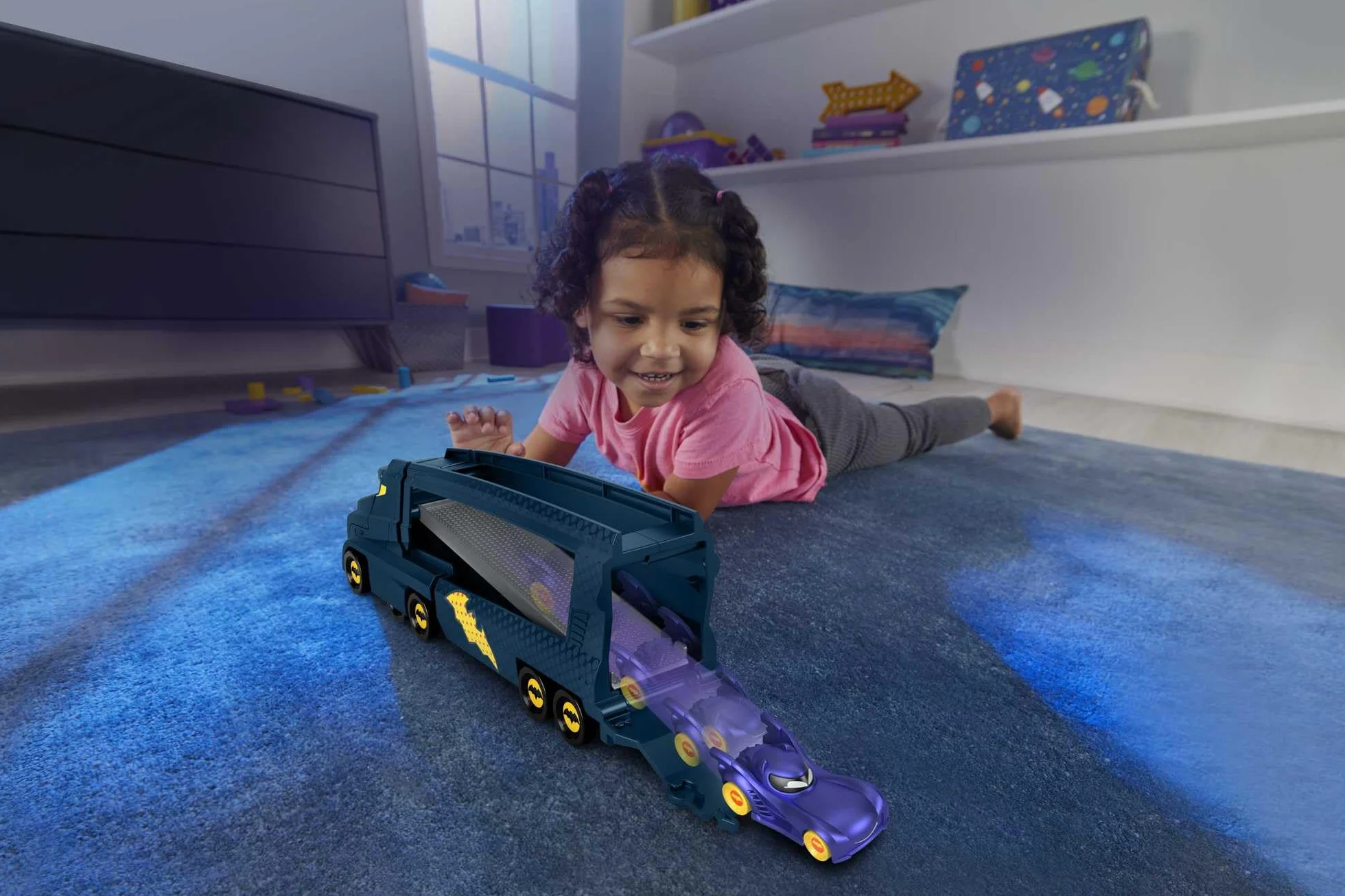 Fisher-Price Camion Transporteur Bat-Camion Batwheels DC Rampe Remorque 7 Véhicules Échelle 1/55 Jouet Enfant 3 Ans HMX07
