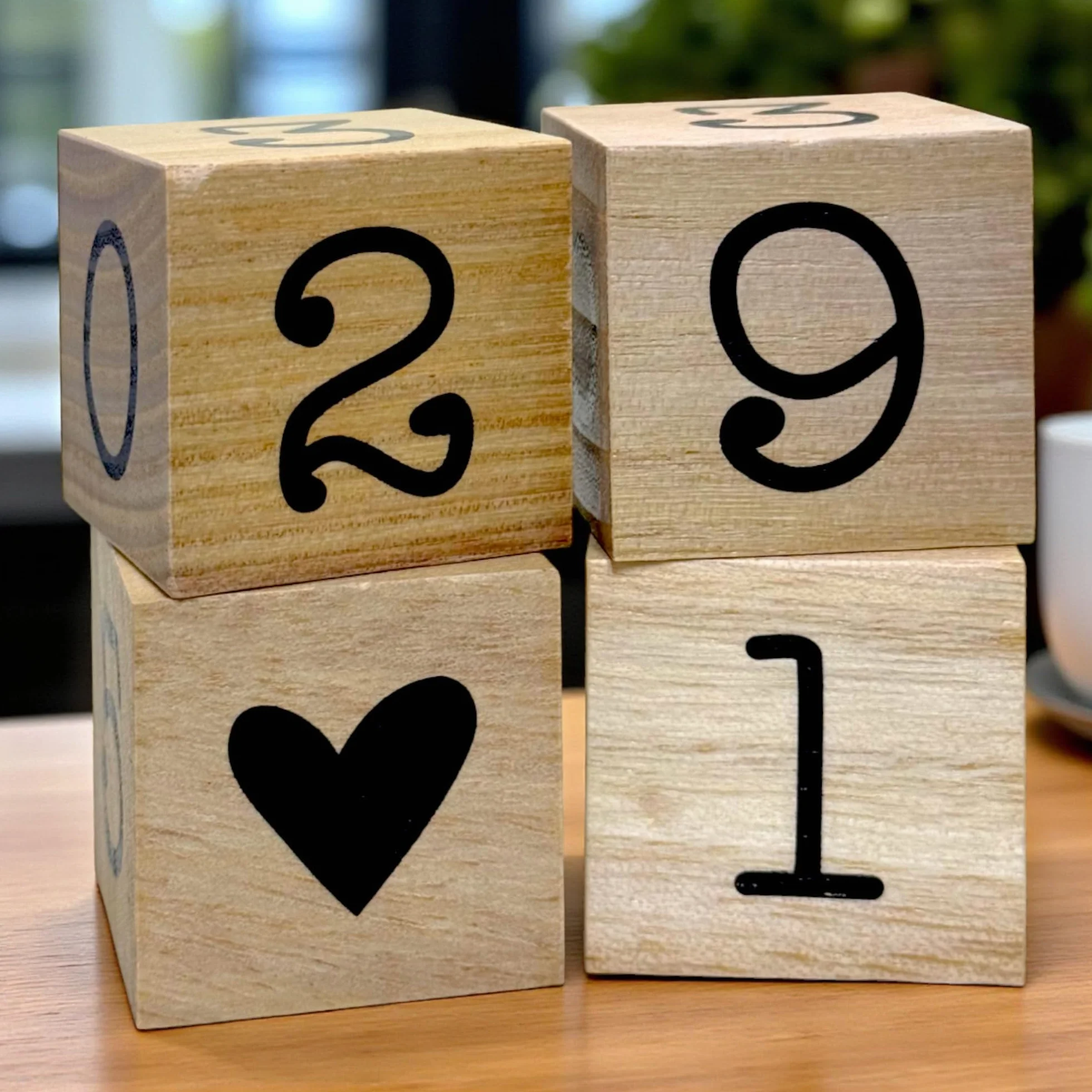 Calendrier de compte à rebours annuel en bois MIJOMA - Calendrier de table permanent avec cubes décoratifs - 432 jours, noir/naturel, édition française