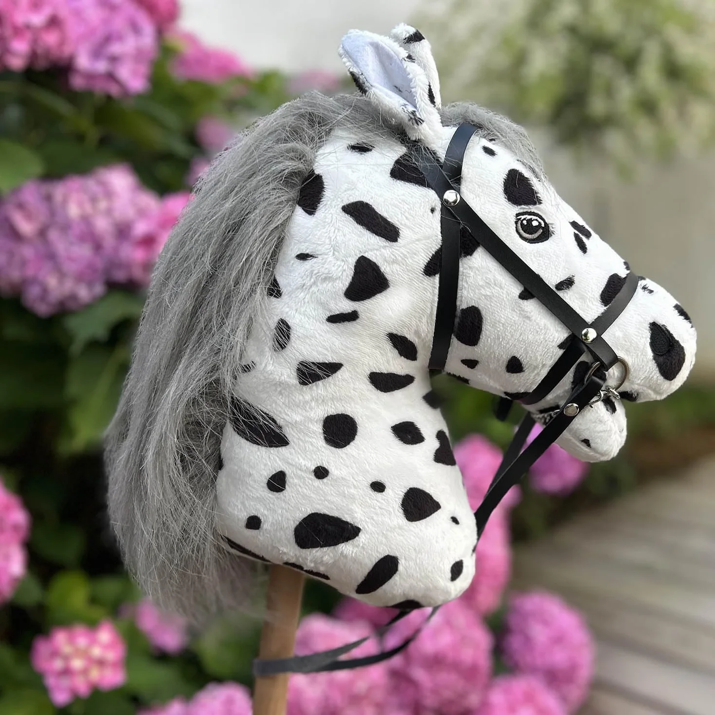 Hobby Horse Blanc pour Enfants et Adolescents - Cheval bâton avec Filet, Rênes, Bonnet et Licol