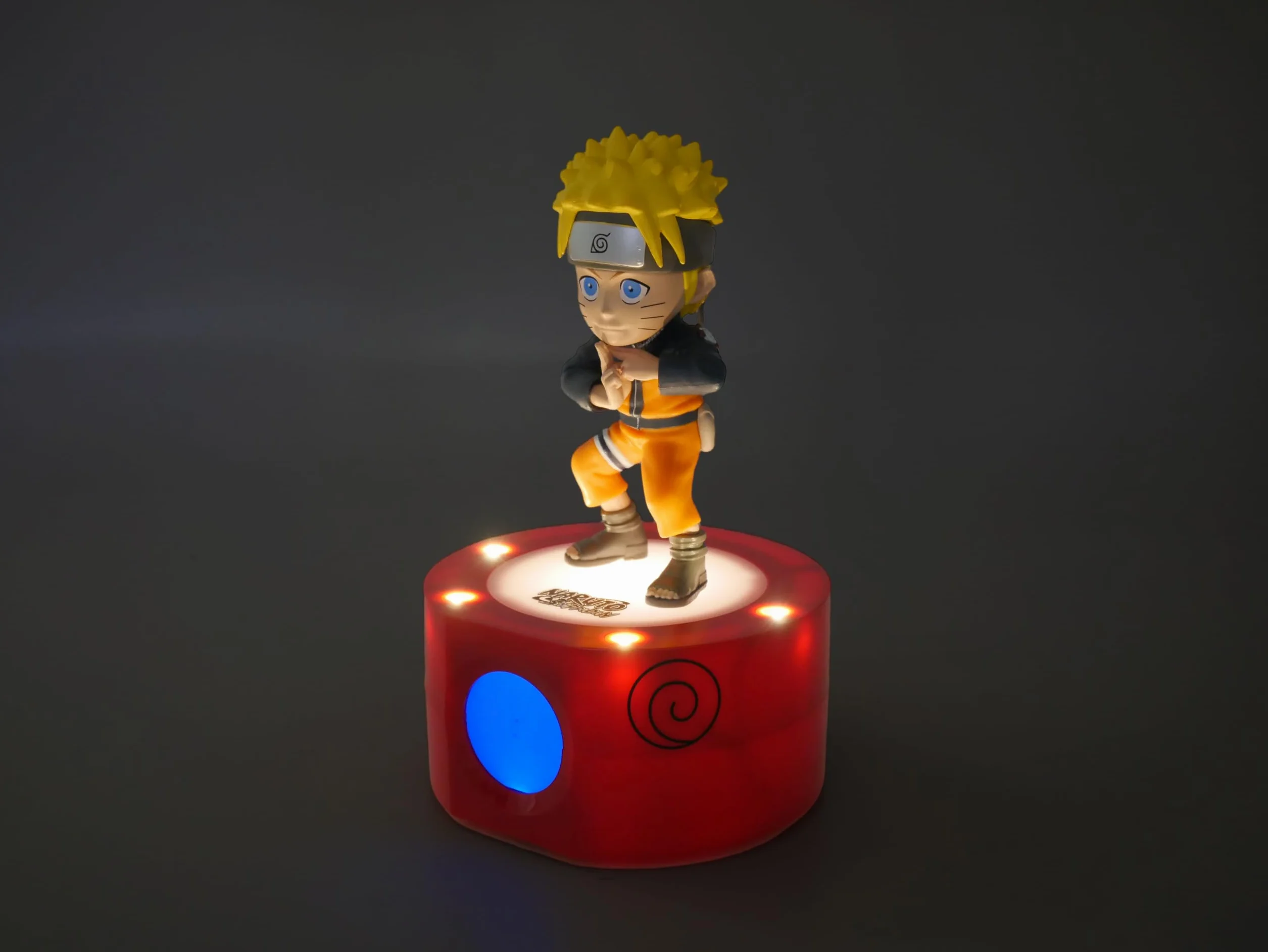 Réveil Lumineux Naruto Shippuden 18 cm - Noire Orange Jaune - Fonctionne 3 x AAA/Secteur - Câble USB Inclus - Bleu - Dès 6 Ans