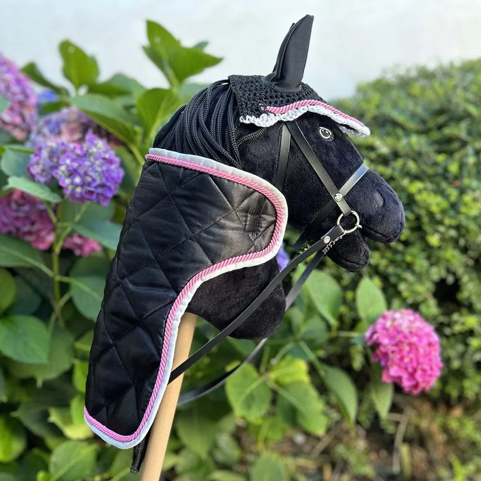 Ensemble d'accessoires Noir et Rose pour Hobby Horse et Cheval bâton : Licol moumoute avec Longe, Couverture, Bonnet Anti-Mouches