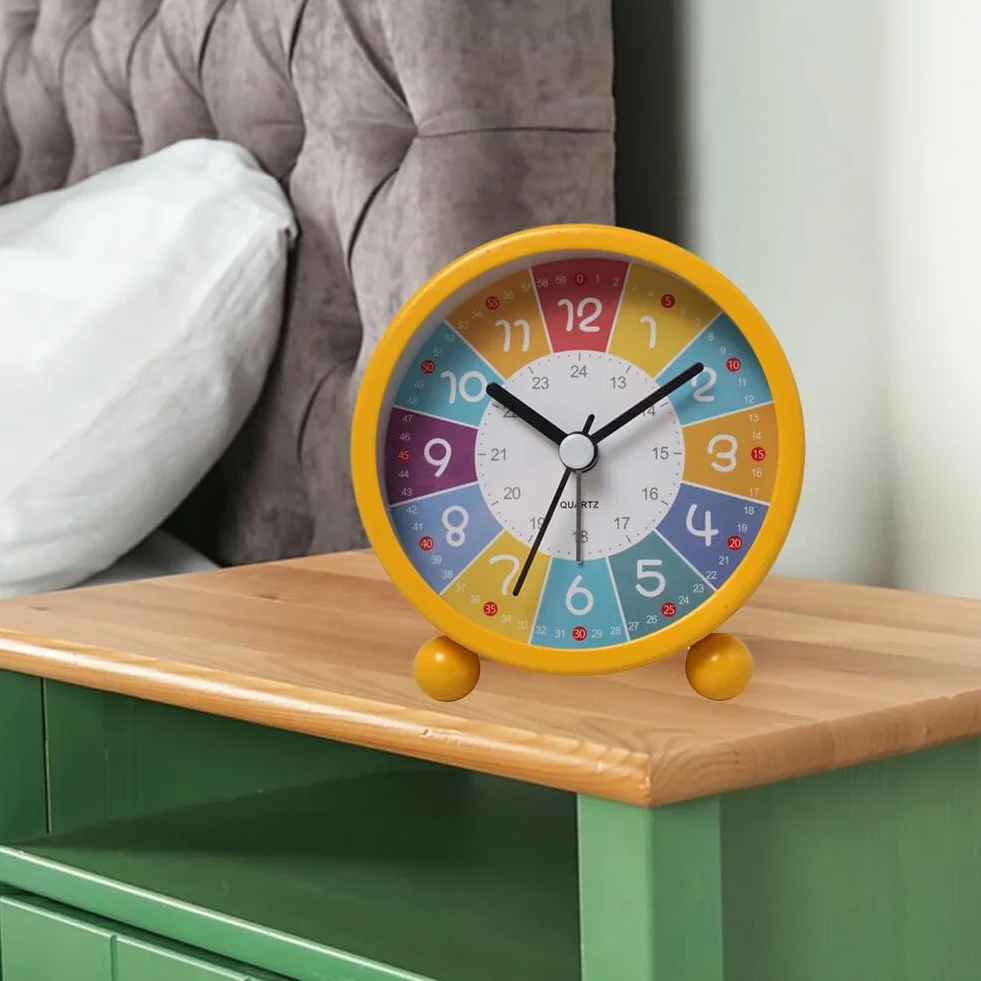 URFEDA Réveil de Chevet Enfant Métal avec Lumière de Nuit Horloge à Quartz Silencieuse Analogique Numérique (Jaune)