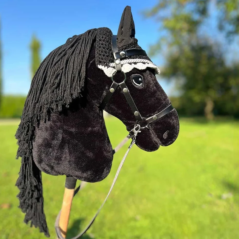 Hobby Horse Frison Noir Cheval bâton Complet avec Filet Mors Rêne Licol Bonnet Anti-Insectes
