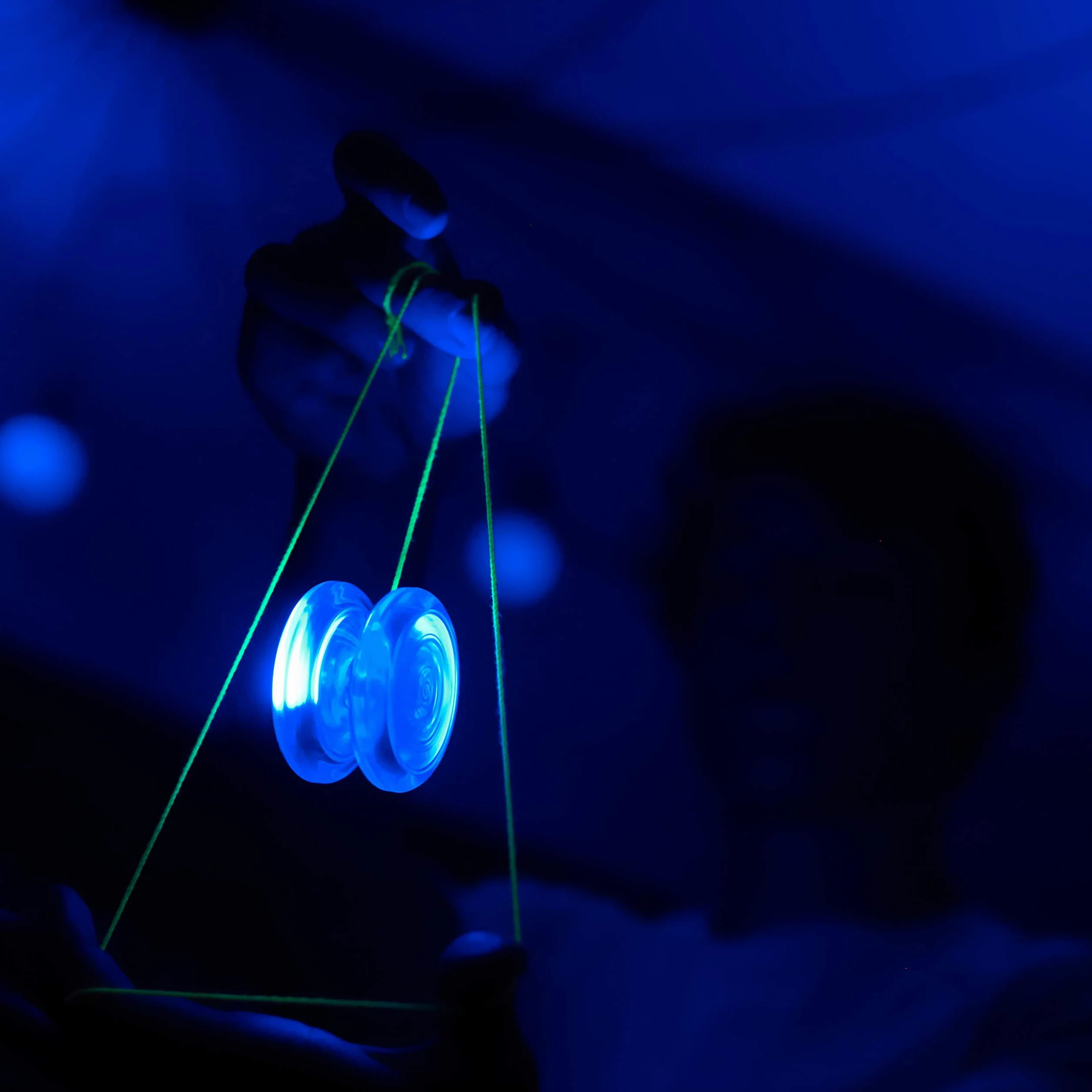 YoyoFactory SPINSTAR LED Yo-yo Bleu - Yo-yo Lumineux pour Débutants avec Ficelle et Batteries Incluses