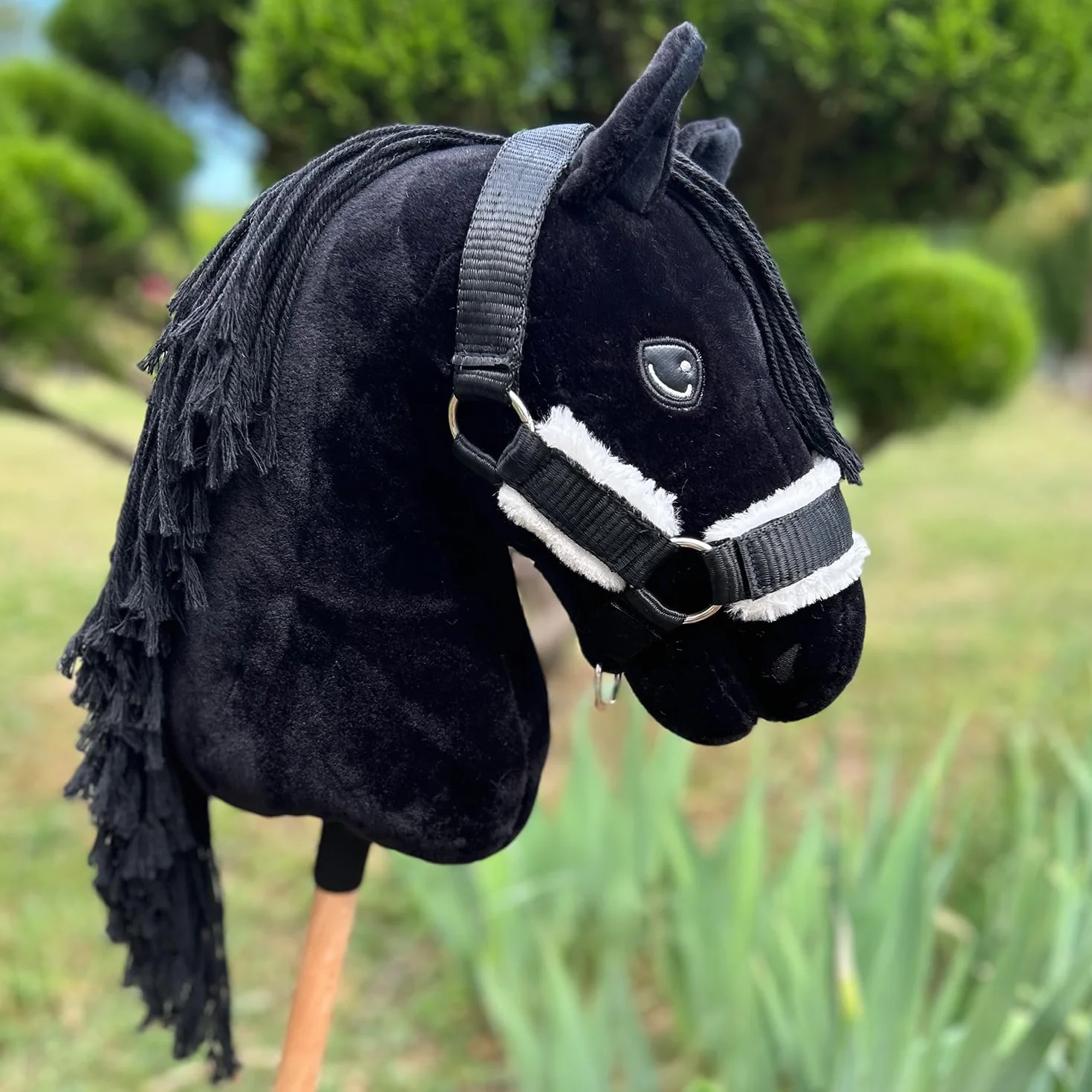 Hobby Horse Frison Noir Cheval bâton Complet avec Filet Mors Rêne Licol Bonnet Anti-Insectes