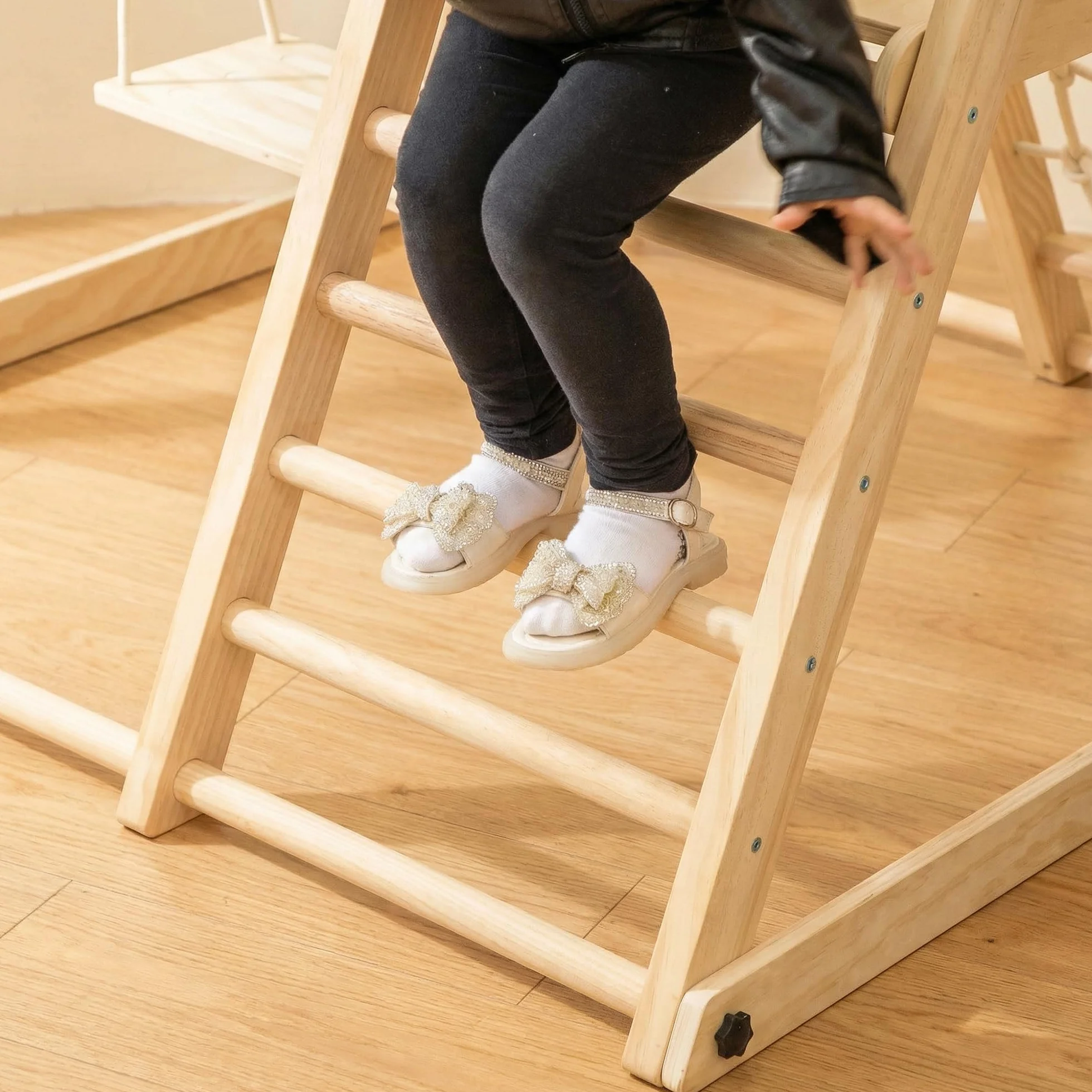 AIYAPLAY Toboggan 5 en 1 structure d'escalade en bois avec balançoire et panier de basket pour enfants 3-6 ans intérieur extérieur
