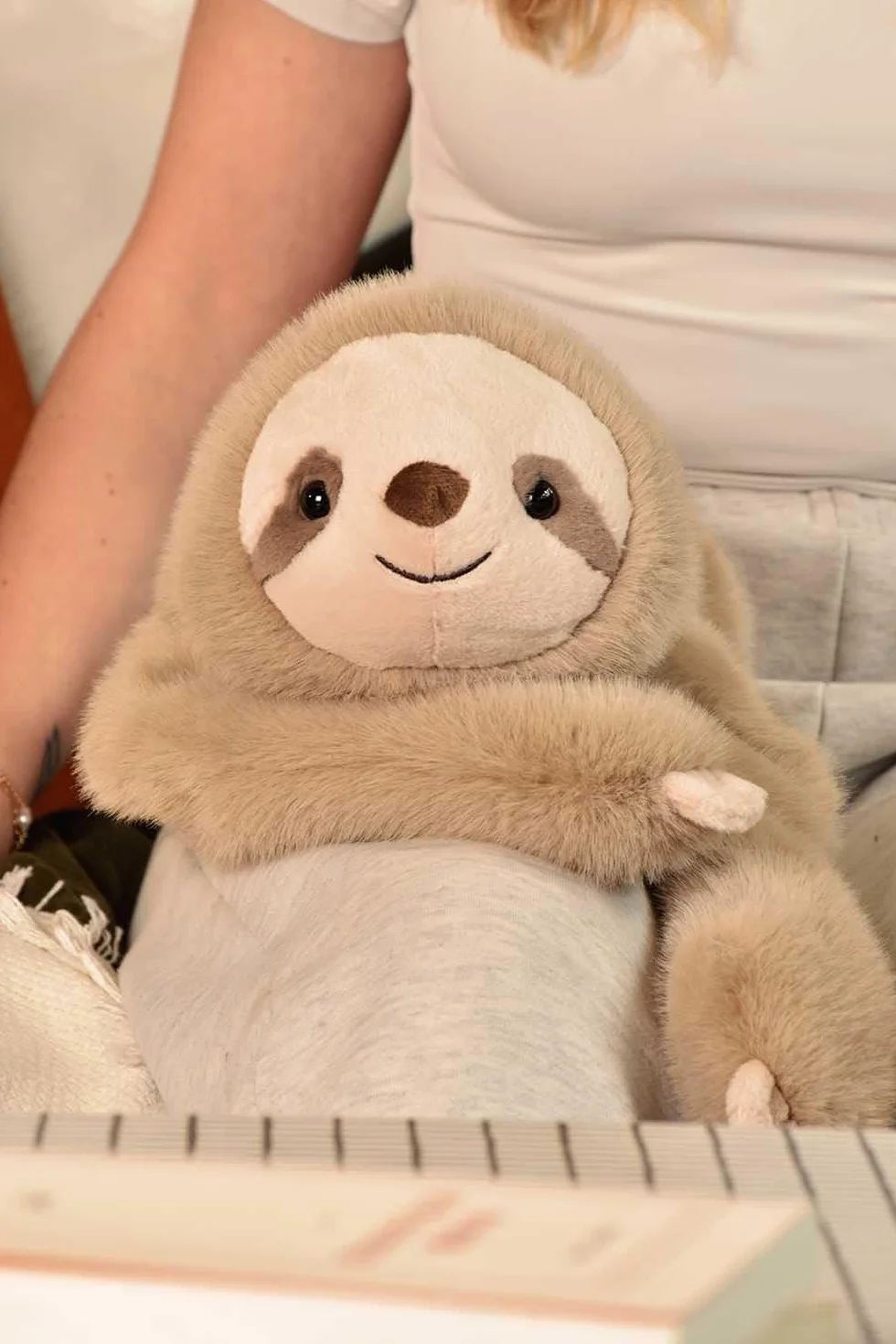 Histoire D’Ours Doudou Peluche Paresseux 40 cm – Collection Podcoll – Ultra Doux – Position Épaule Pattes Lestées