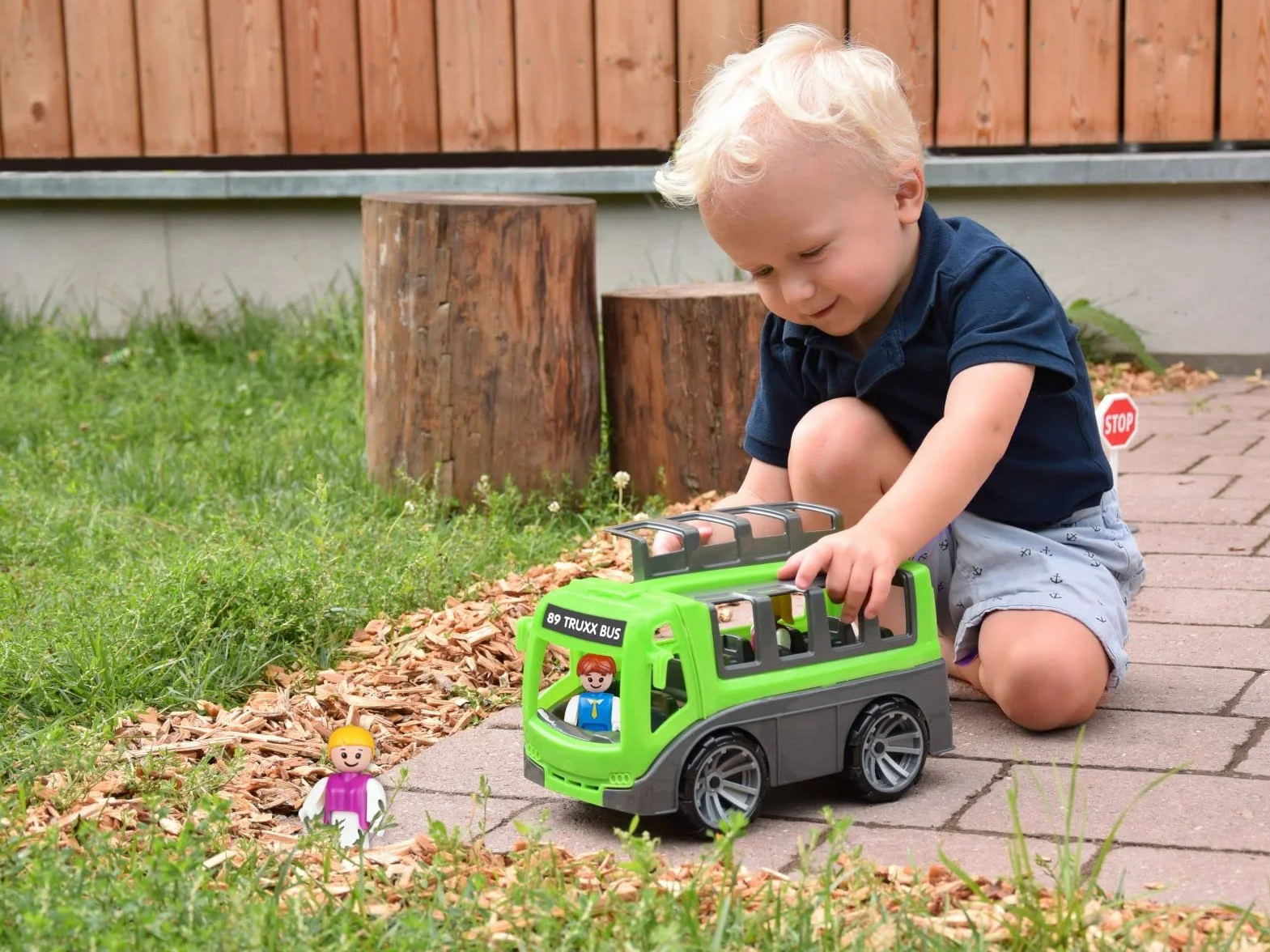 LENA TRUXX Bus, Véhicule de Jeu 27 cm, Set avec Autocar Robuste et 2 Figurines Mobiles, pour Enfants dès 2 Ans, Vert/Gris