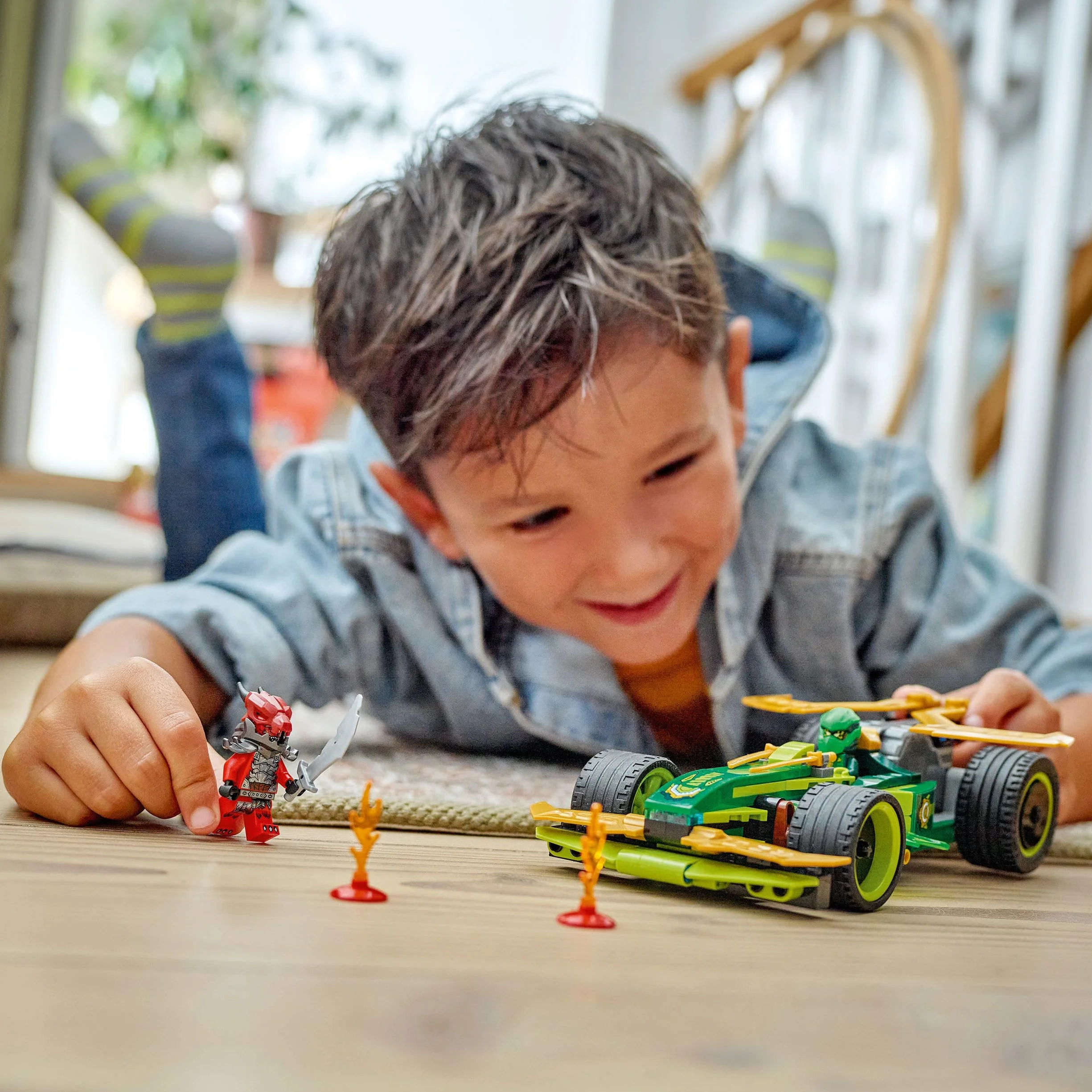 LEGO Ninjago Voiture de Course à rétrofriction Lloyd - Véhicule Sport à Construire avec 2 Minifigurines - Cadeau garçon 7 Ans 71828
