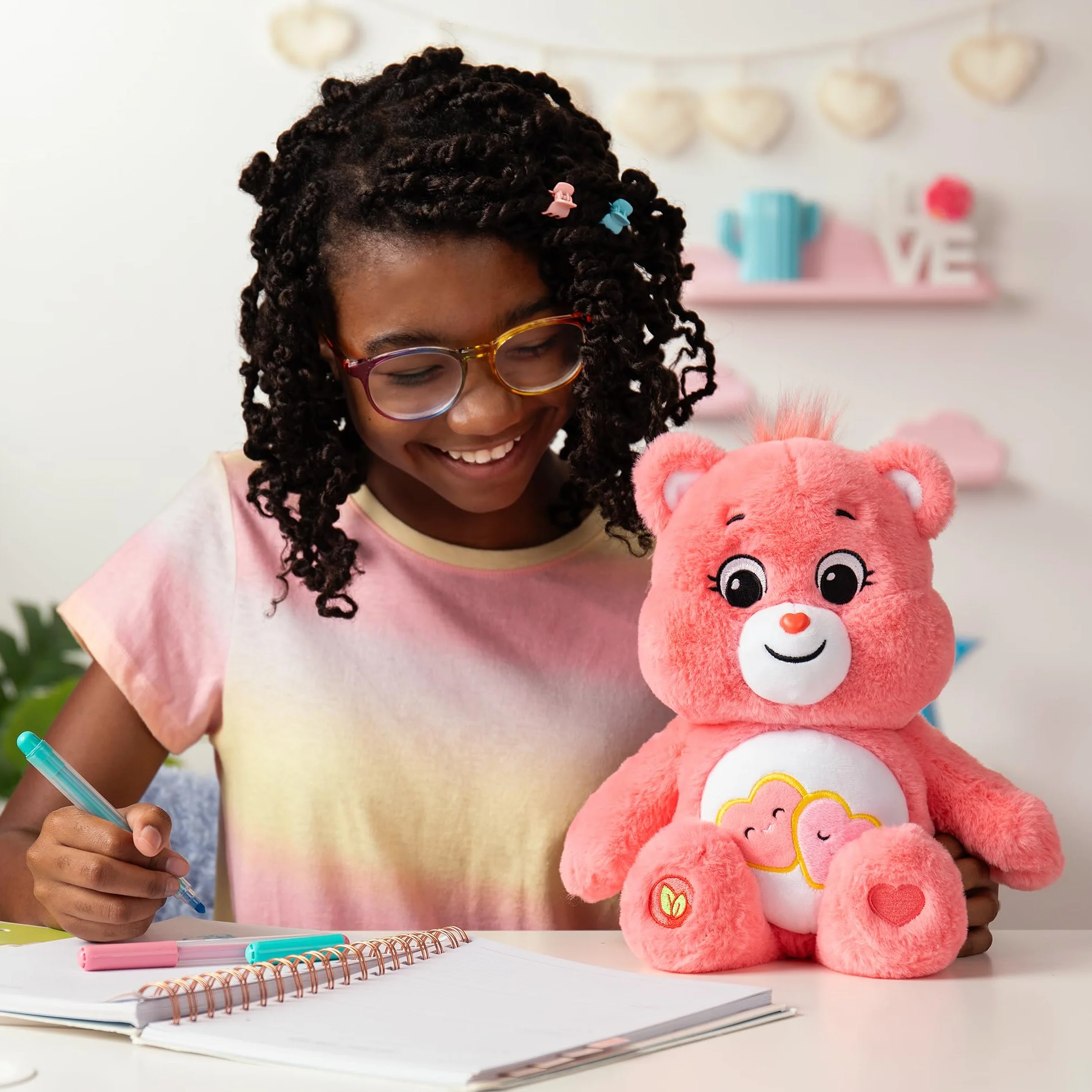Care Bears Basic Fun Love-a-Lot Bear Peluche 35 cm Jouet Doux câlin écusson cœur