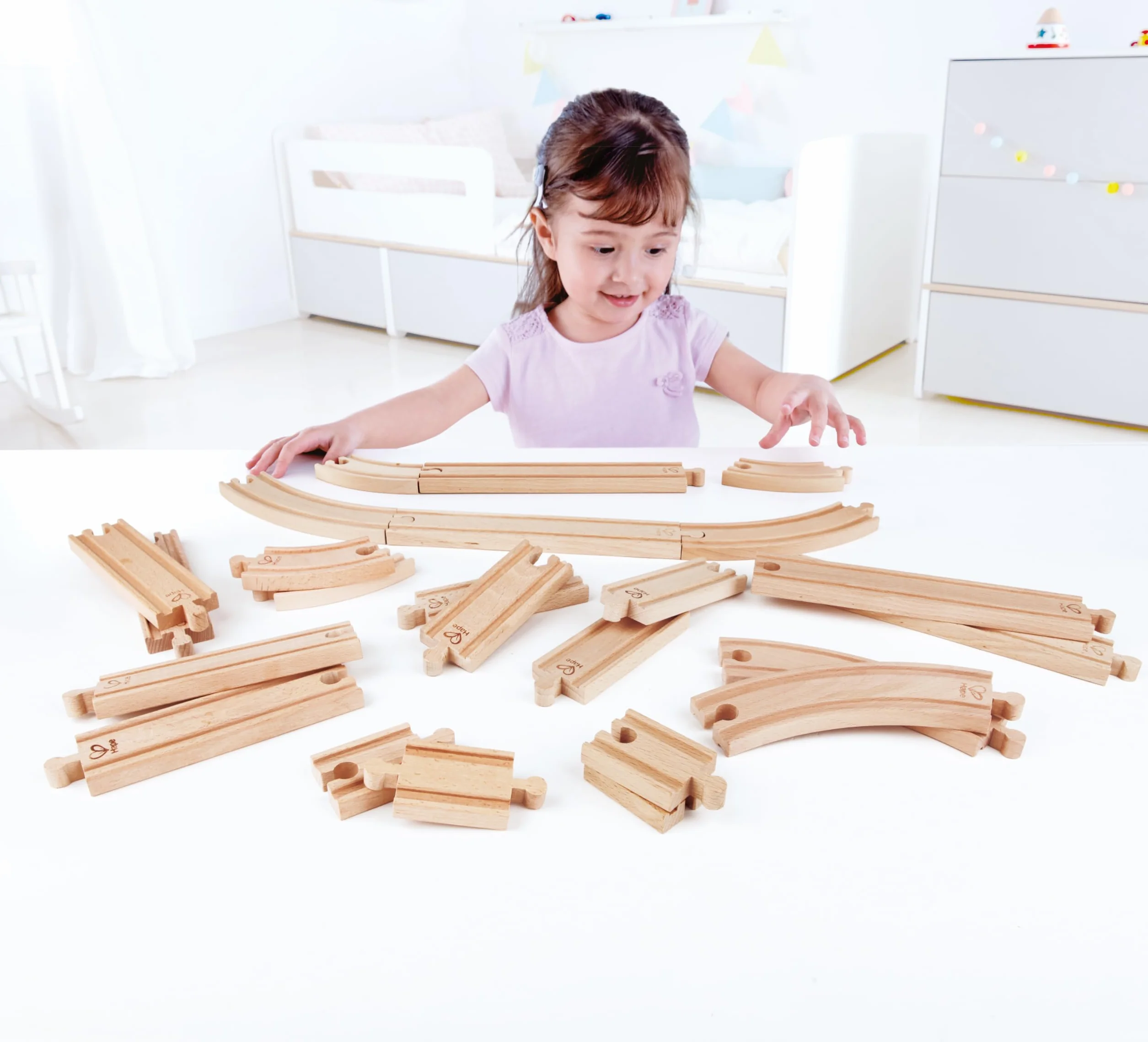 Hape Coffret d'Extension de Rails pour Circuit Train Bois - 24 Pièces Virages et Lignes Droites - Jeu Éducatif 3 Ans+