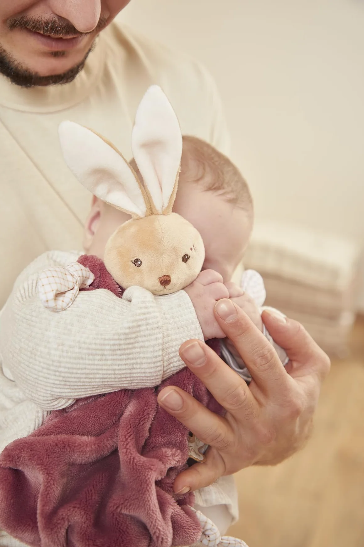 KALOO Doudou Lapin Bordeaux 24cm Doudou Plat Bébé Ultra-Doux Fourrure Flanelle Extra Douce Nœuds Attache-Tétine Compagnon Câlin Éducatif