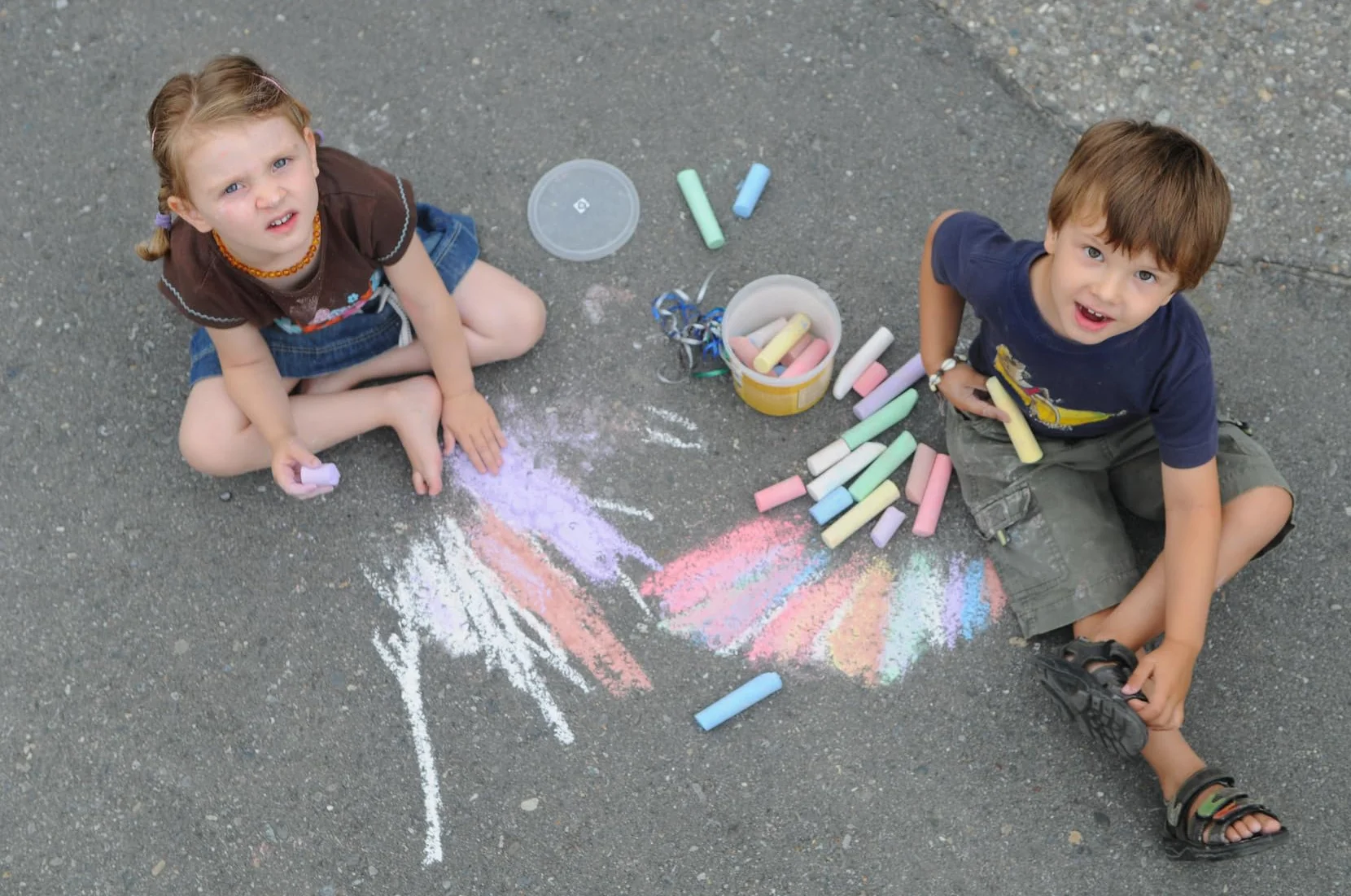 Idena Craie de rue en étui carton 6 bâtons couleurs différentes pour asphalte trottoir béton