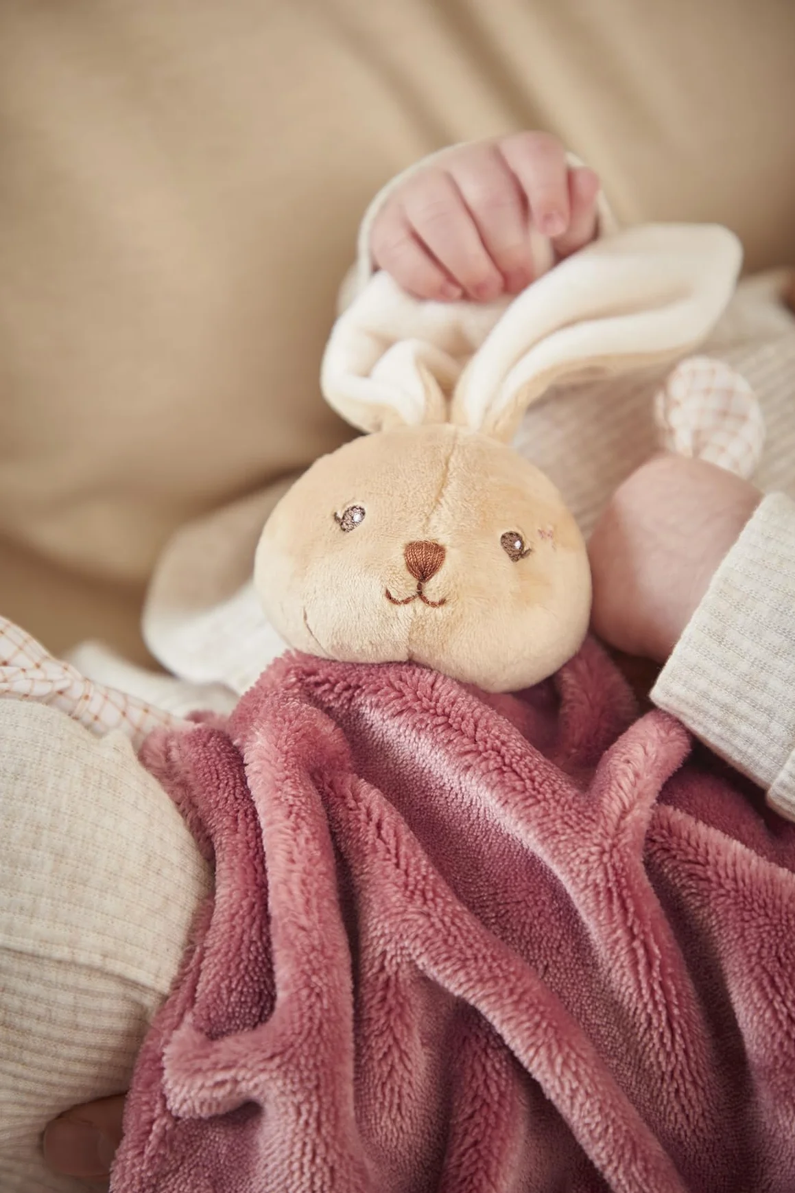 KALOO Doudou Lapin Bordeaux 24cm Doudou Plat Bébé Ultra-Doux Fourrure Flanelle Extra Douce Nœuds Attache-Tétine Compagnon Câlin Éducatif