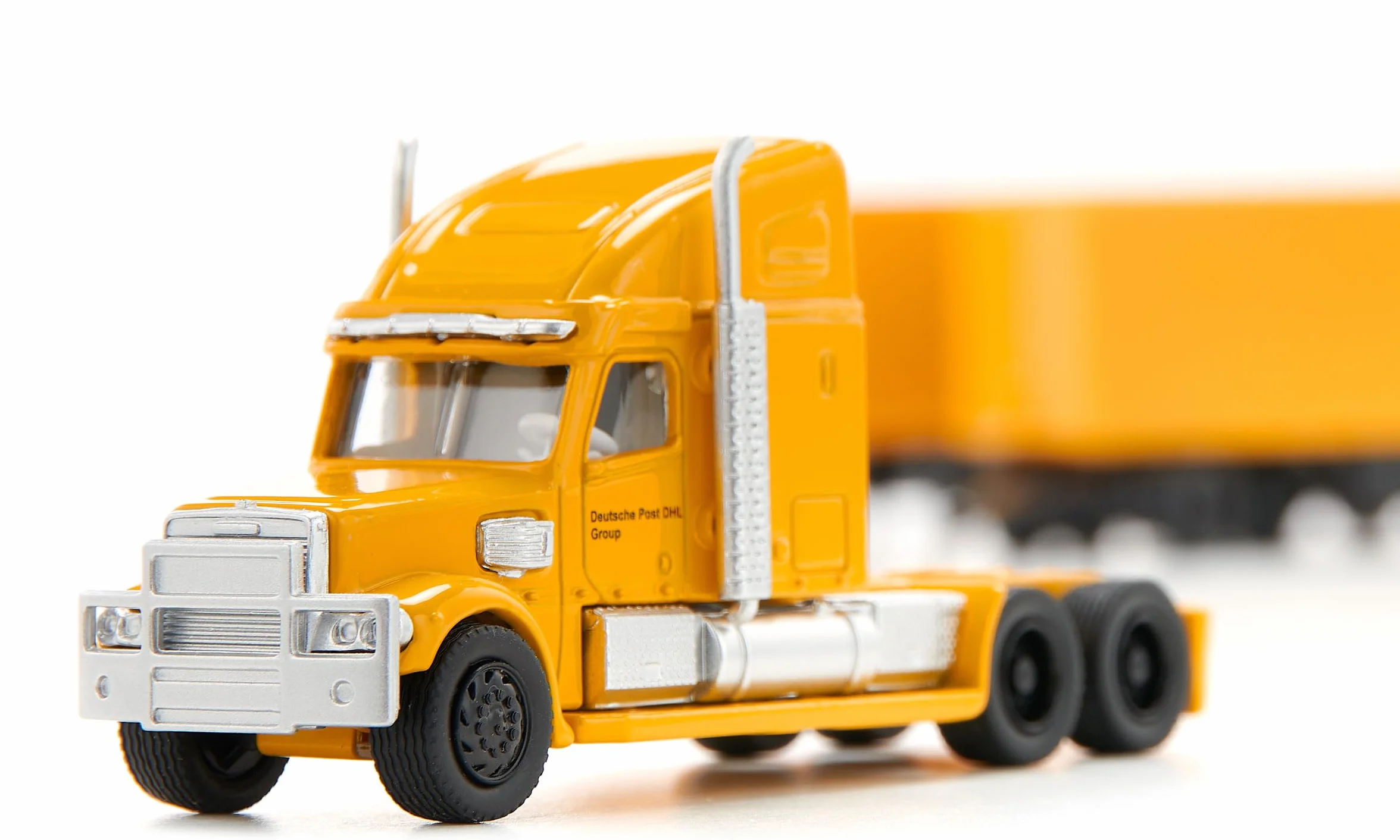 Siku 1806 Freightliner DHL Road Train tracteur semi-remorque 1:87 métal plastique jaune remorque amovible portes ouvrantes