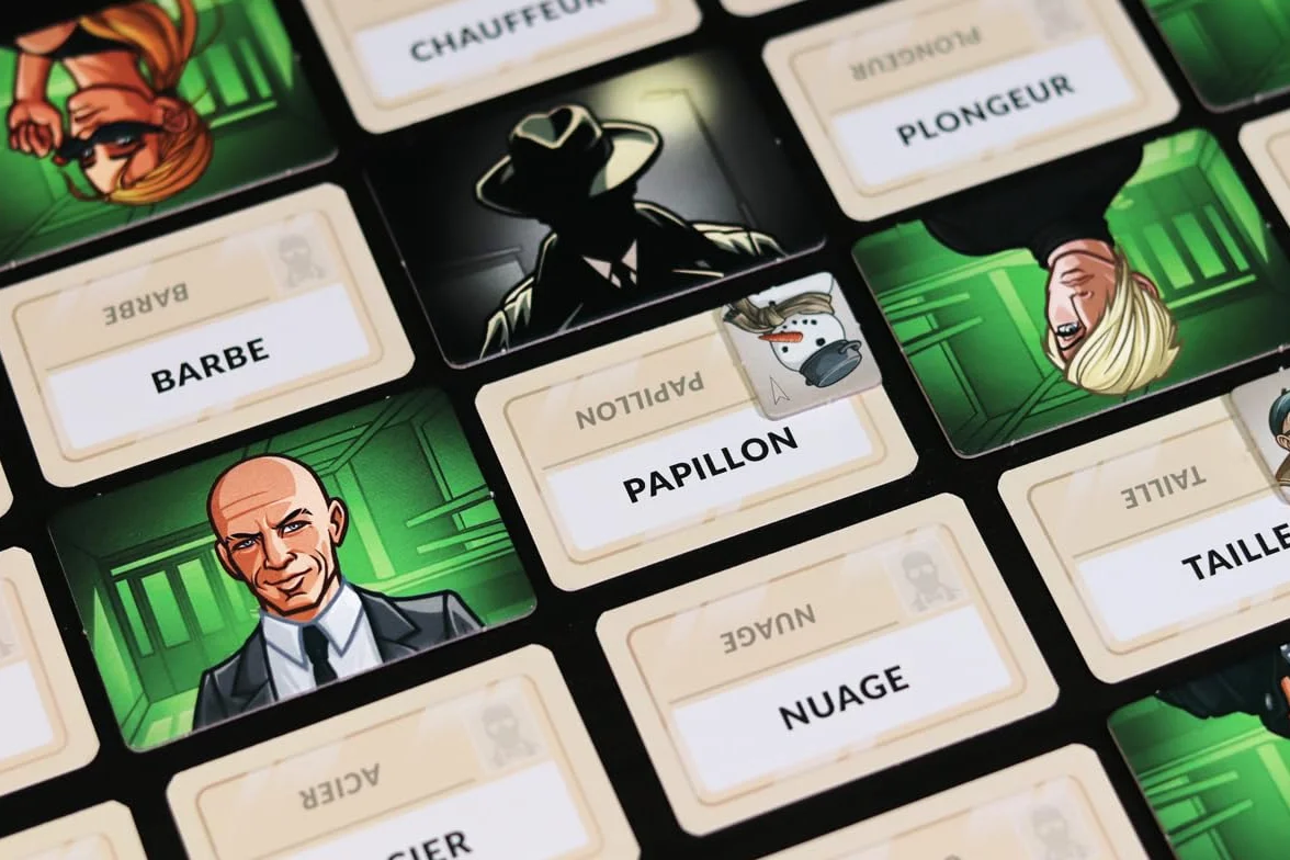 IELLO Codenames Duo Nouvelle Édition – Jeu de Société Coopératif d’Association d’Idées Version Française pour 2 Joueurs 15 Min Dès 11 Ans