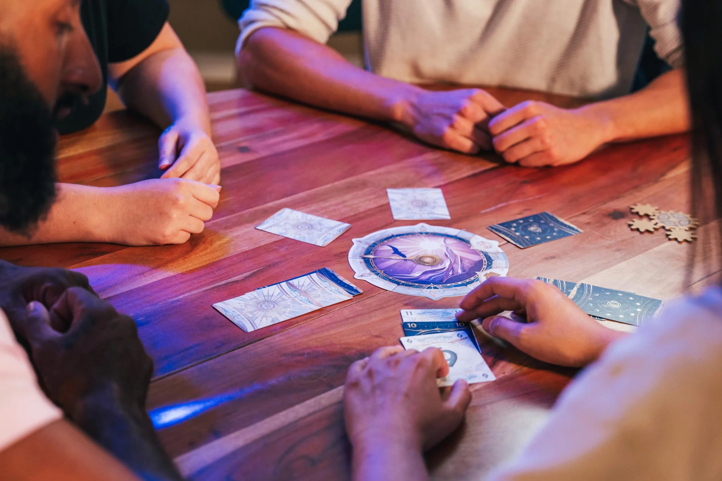 Asmodee Take Time Jeu coopératif Horloge Communication limitée Famille dès 10 Ans 2 à 5 Joueurs Version Française