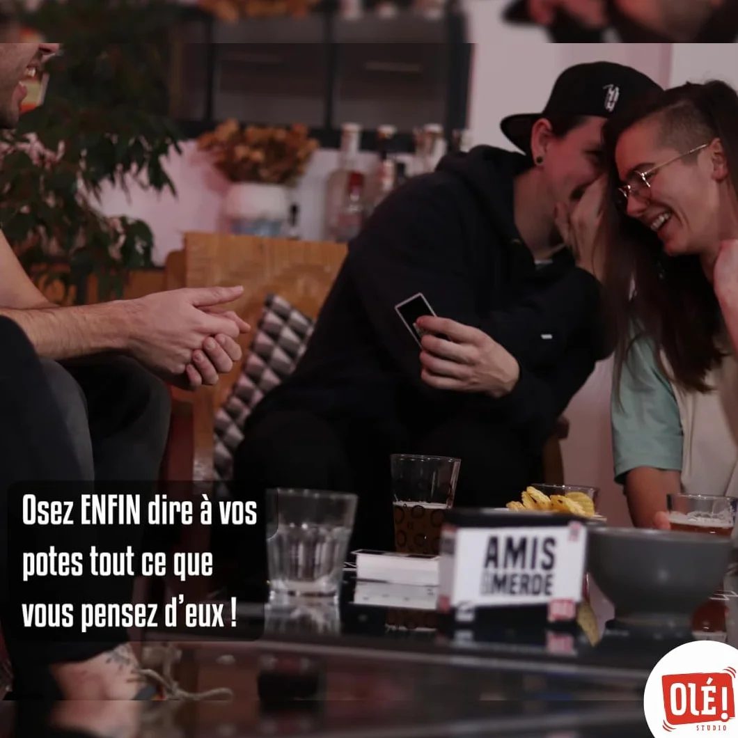 Olé! Studio Amis DE Merde – Le Jeu Qui ruine Vos amitiés ! Qui Sera l’ami de Merde de la soirée ? - Jeu de Cartes - Jeu de société Amusant pour Adultes - Idée Cadeau, Noir