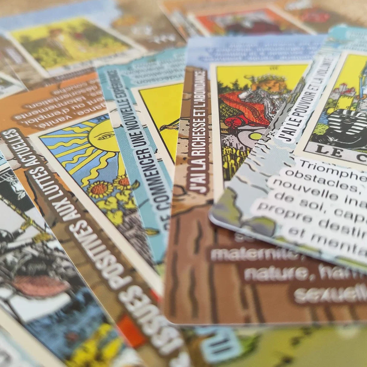 Tarot Debutant francais – Jeu Tarot Facile a Lire – Cartes Tarot avec Significations Imprimees, Oui ou Non, Astrologie, Planetes et Chakras