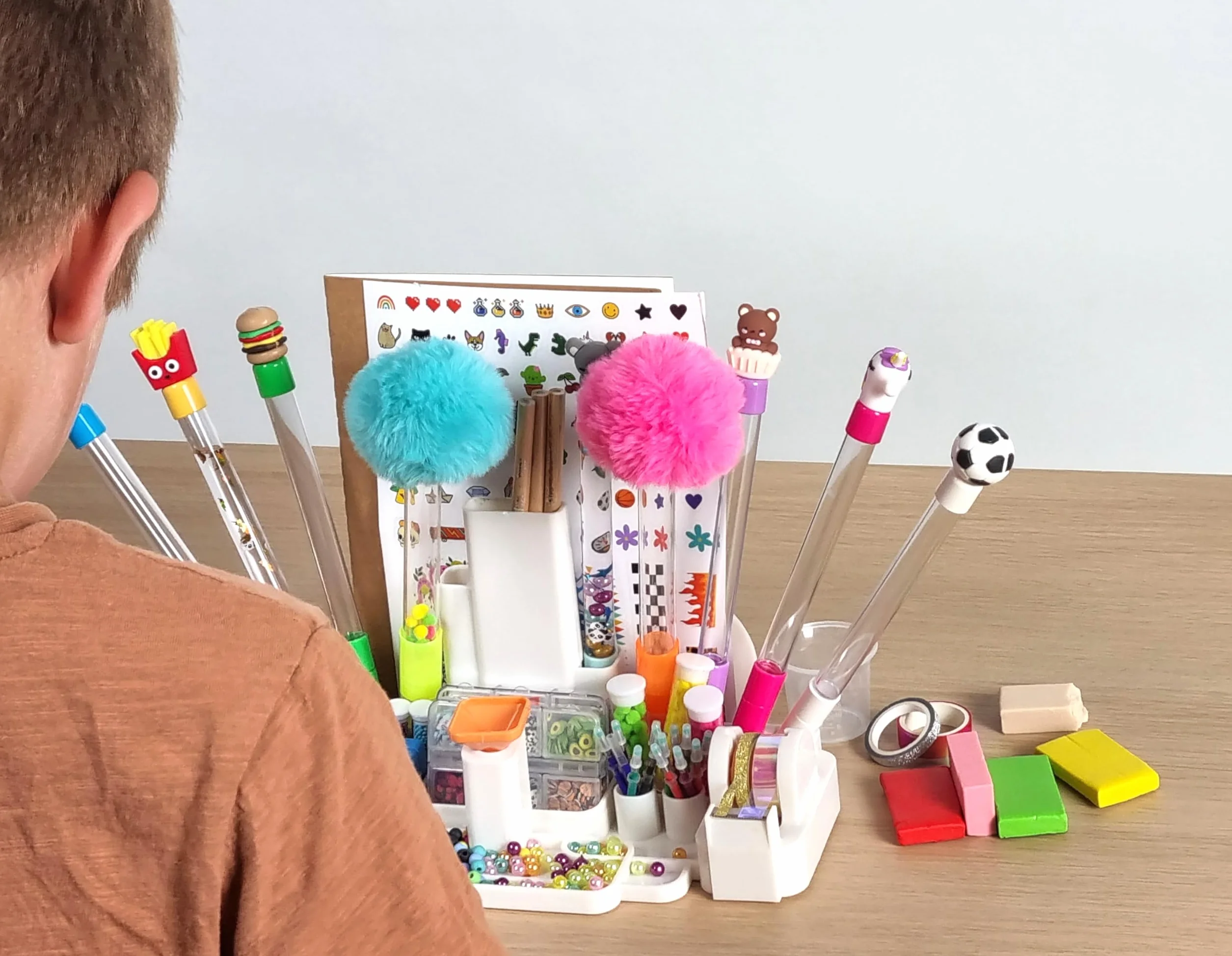 Buki Fabrique à stylos Station Customisation Crayons Bureau Kit Créatif Enfant dès 6 Ans Stylos Stickers Masking Tape Gommes Accessoires DIY FK007
