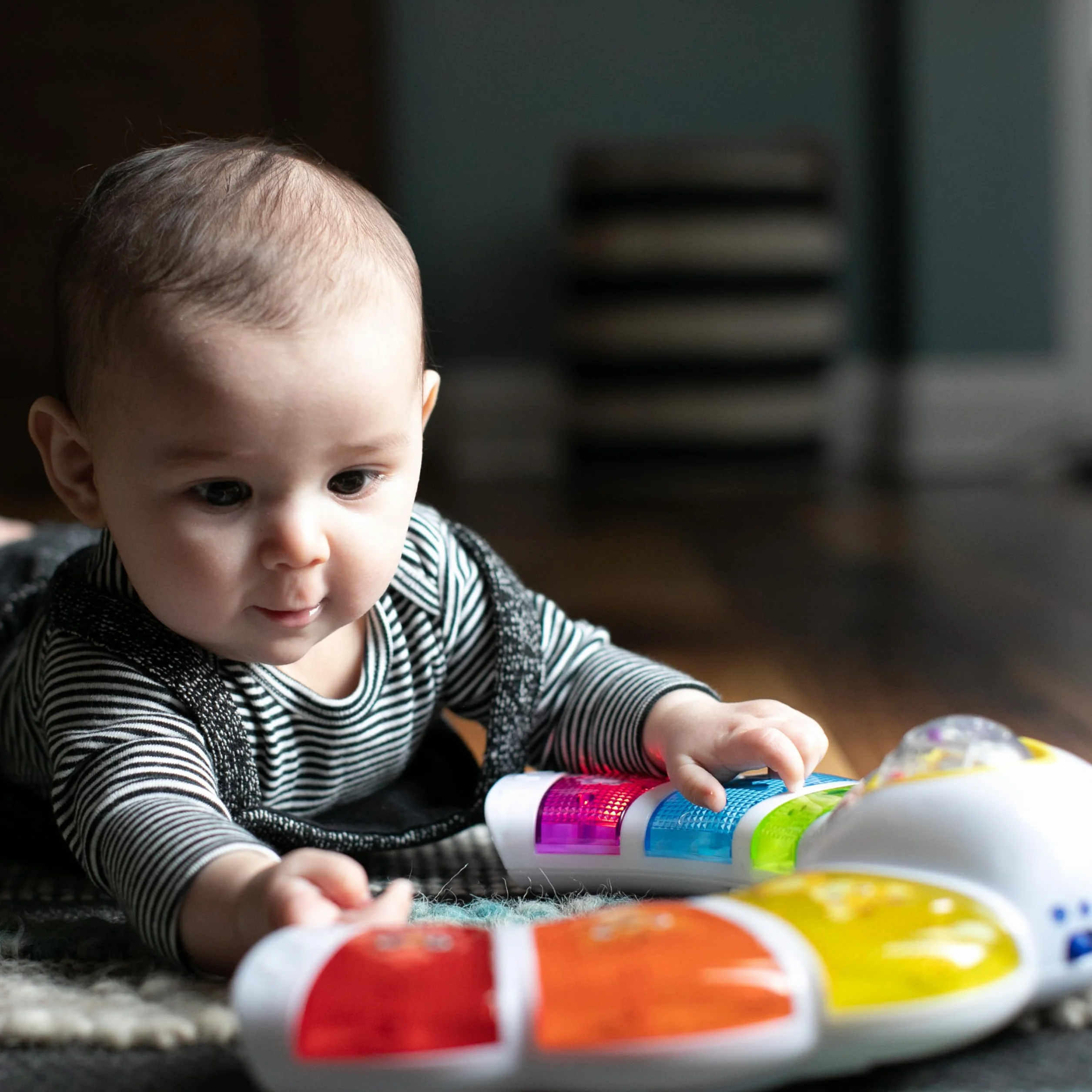 Baby Einstein Glow & Discover Light Bar Jouet Musical Piano d’activités avec Lumières Musique Hochet Multilingue 3 Mois+