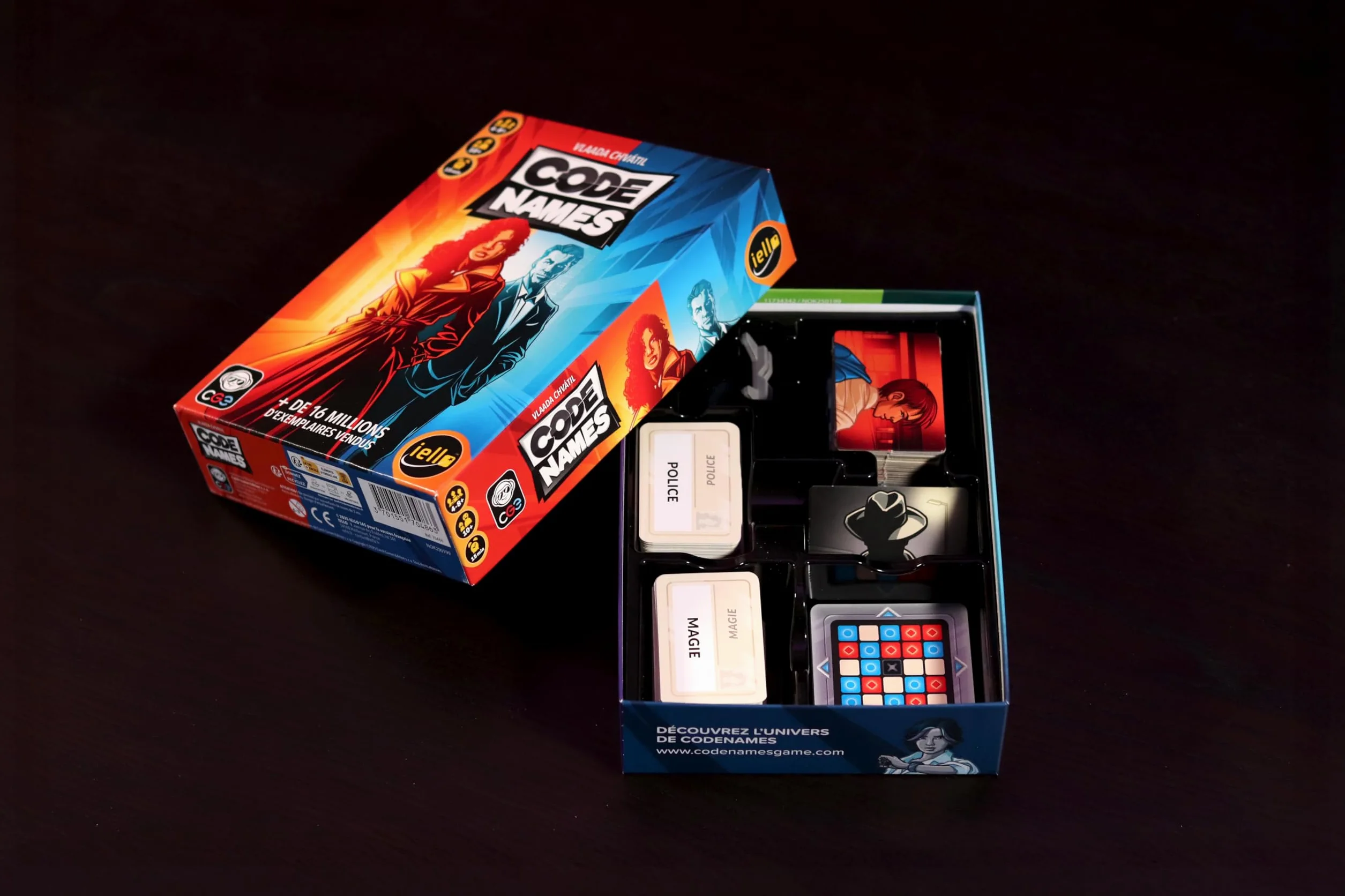 IELLO CODENAMES – Jeu de déduction pour soirées en équipe VF