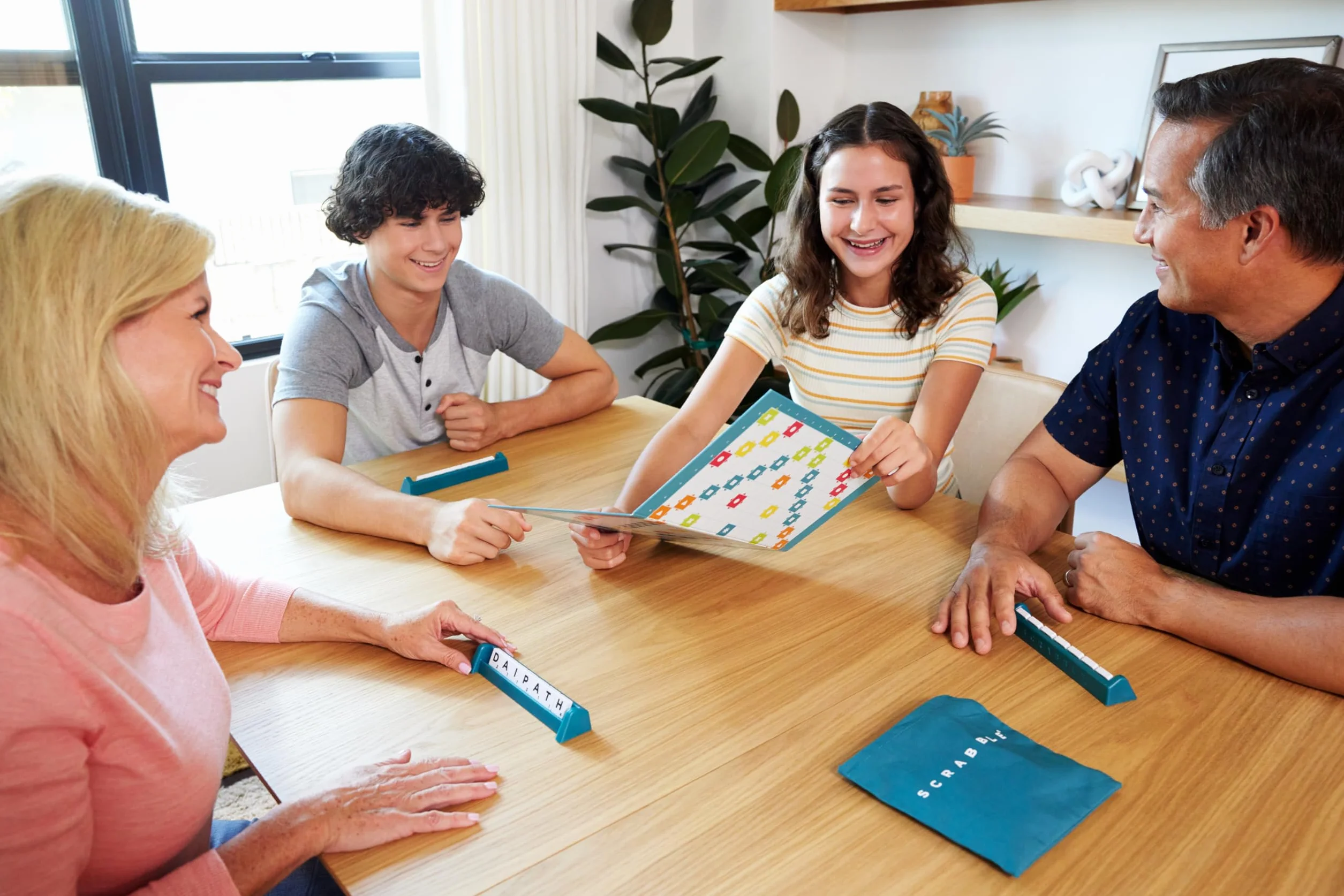 Mattel Games Scrabble Jeu De Société Familial 2 Modes De Jeu 50 Cartes Objectif HWD44
