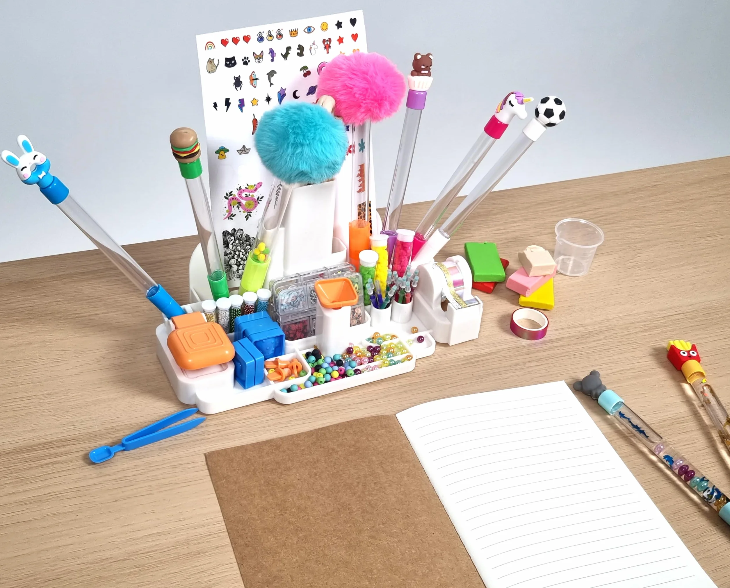 Buki Fabrique à stylos Station Customisation Crayons Bureau Kit Créatif Enfant dès 6 Ans Stylos Stickers Masking Tape Gommes Accessoires DIY FK007