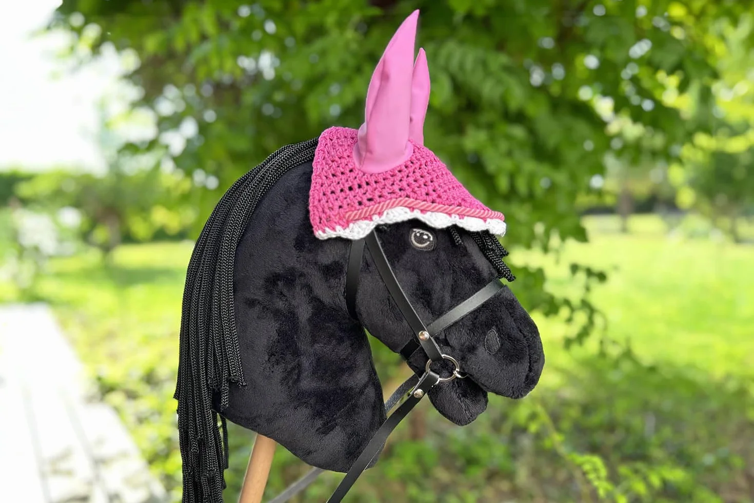 Hobby Horse Frison Noir pour Enfants 7-20 Ans Cheval Bâton avec Filet Rênes Accessoires