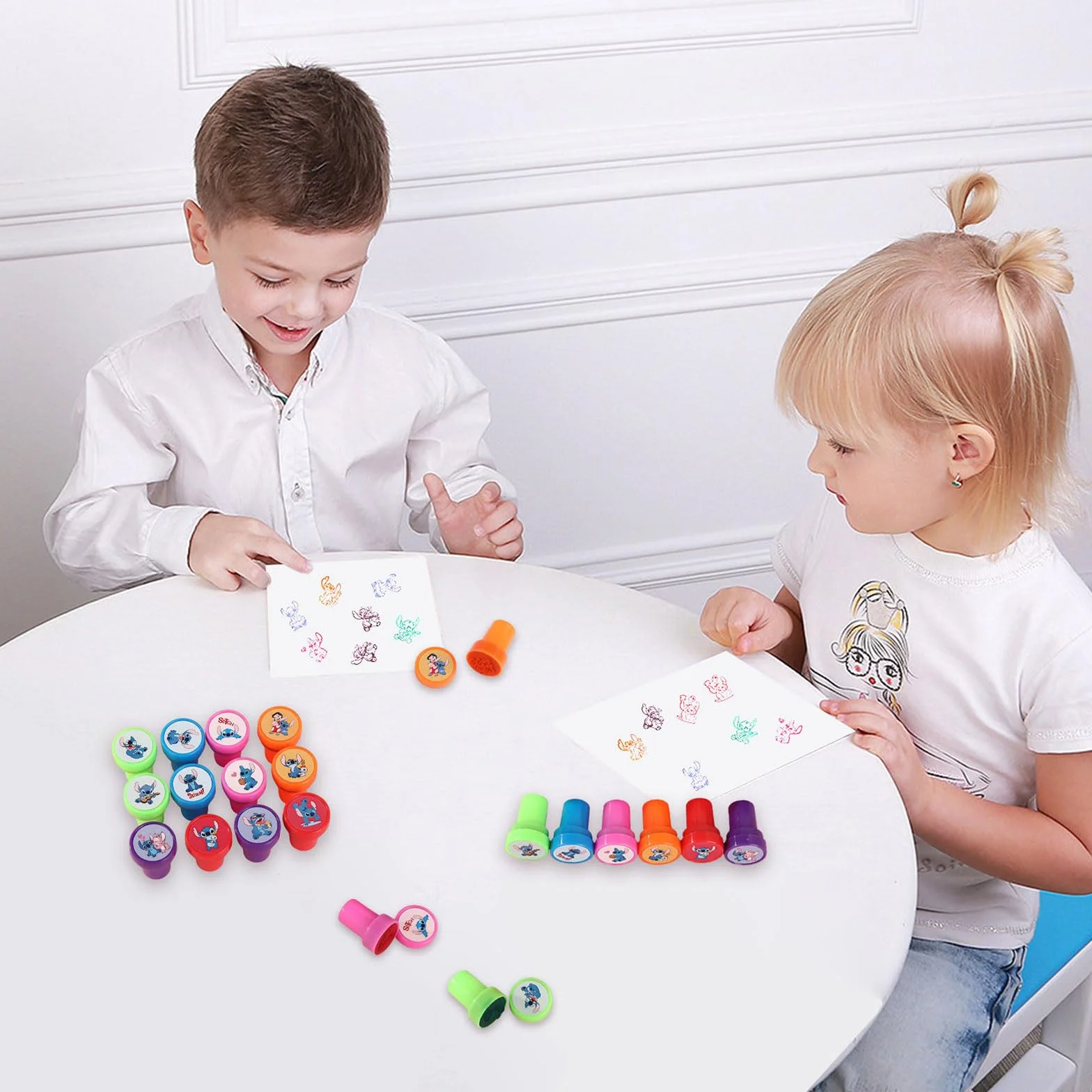 Lot de 24 tampons d'anniversaire pour enfants avec 12 motifs auto-encreurs - Tampon animé