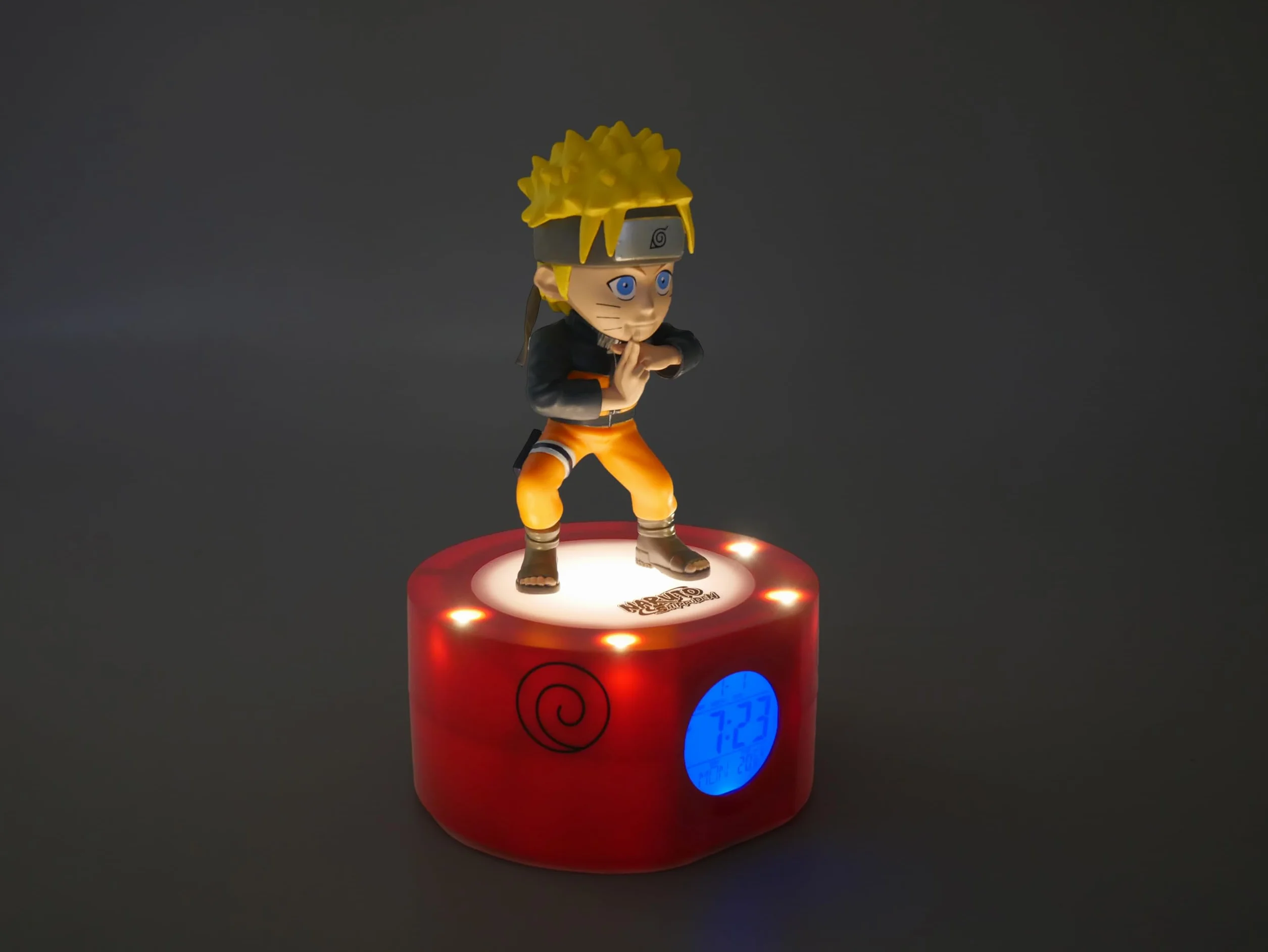 Réveil Lumineux Naruto Shippuden 18 cm - Noire Orange Jaune - Fonctionne 3 x AAA/Secteur - Câble USB Inclus - Bleu - Dès 6 Ans