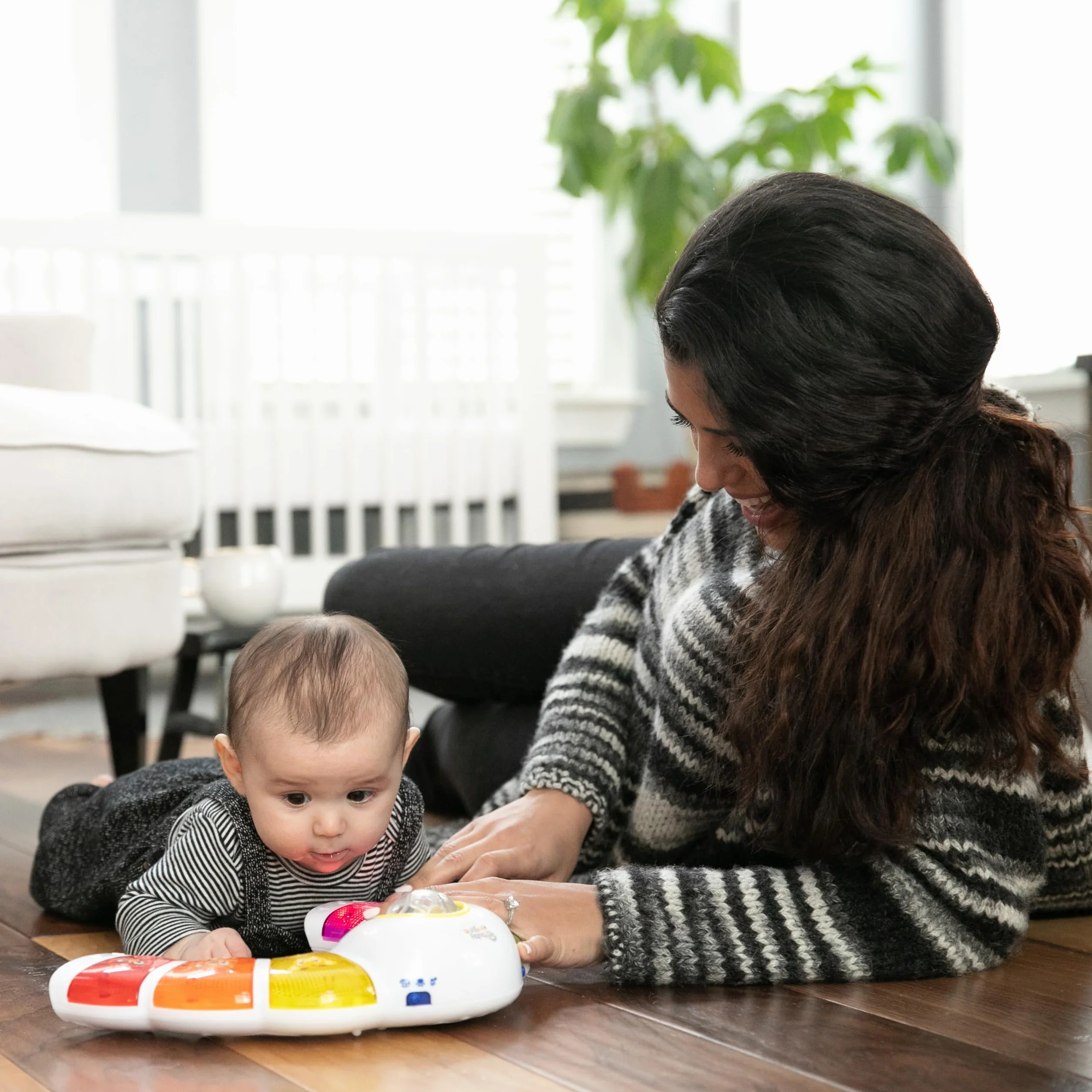 Baby Einstein Glow & Discover Light Bar Jouet Musical Piano d’activités avec Lumières Musique Hochet Multilingue 3 Mois+
