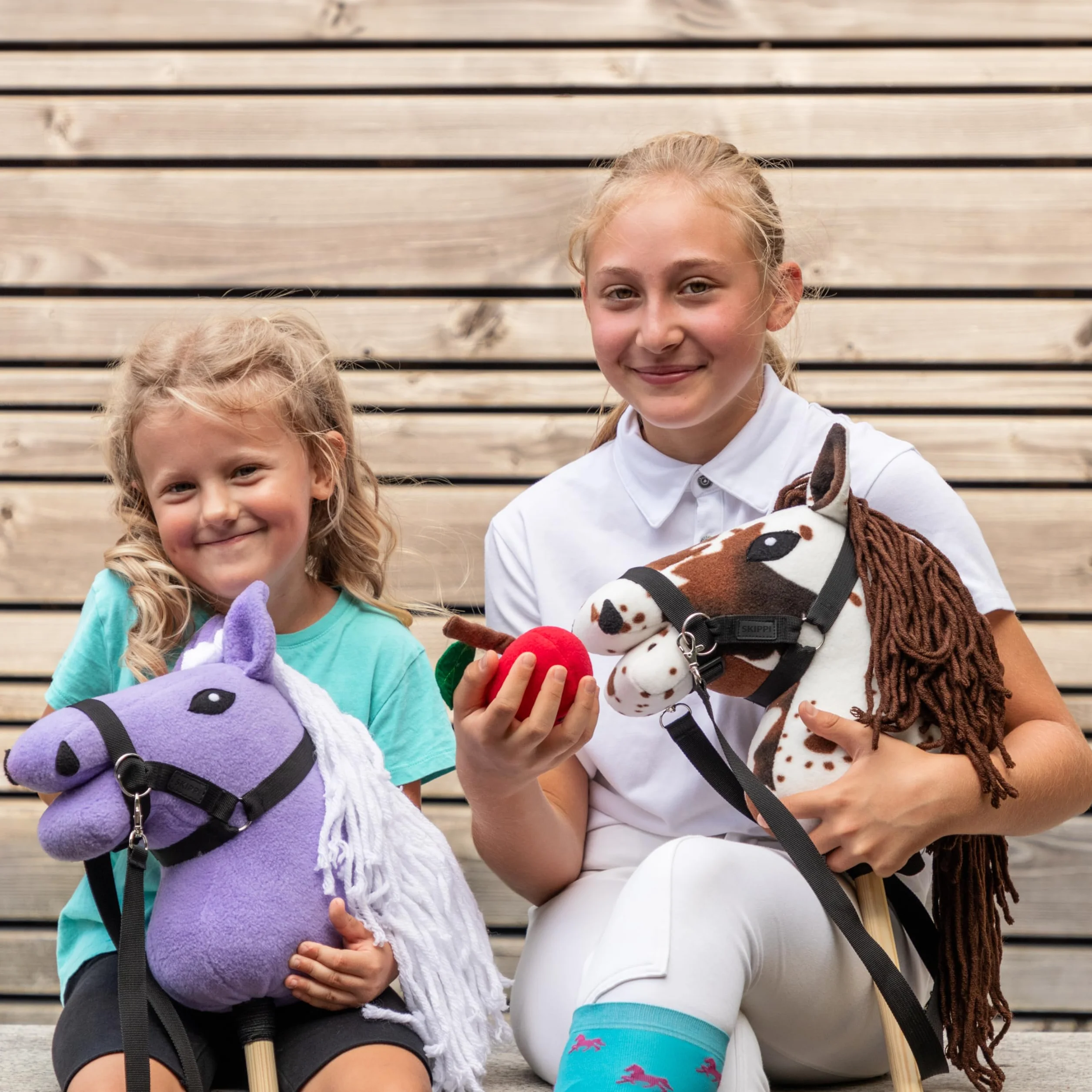 SKIPPI Hobby Horse Pie Alezan, Licol et Rênes Inclus, Cheval Bâton A5, Tacheté Blanc à Taches Brunes