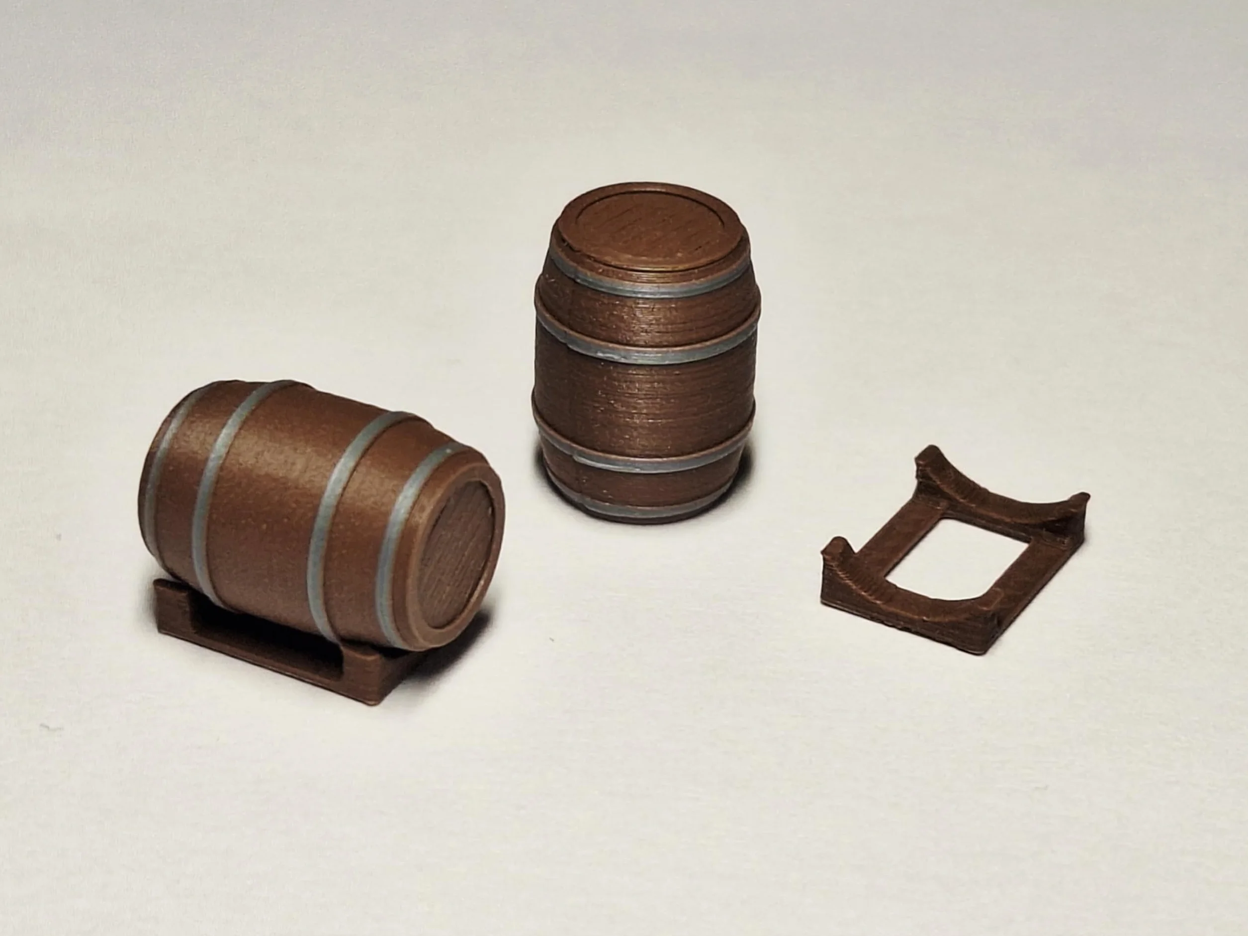 Tonneaux en Bois Échelle HO 1:87 Lot de 9 – Accessoires Diorama Modélisme Ferroviaire – PLA Bois Fabriqué en France
