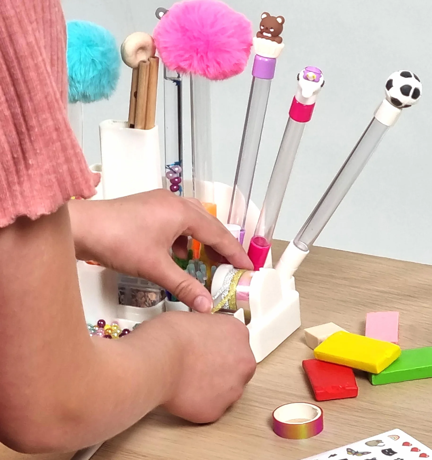 Buki Fabrique à stylos Station Customisation Crayons Bureau Kit Créatif Enfant dès 6 Ans Stylos Stickers Masking Tape Gommes Accessoires DIY FK007
