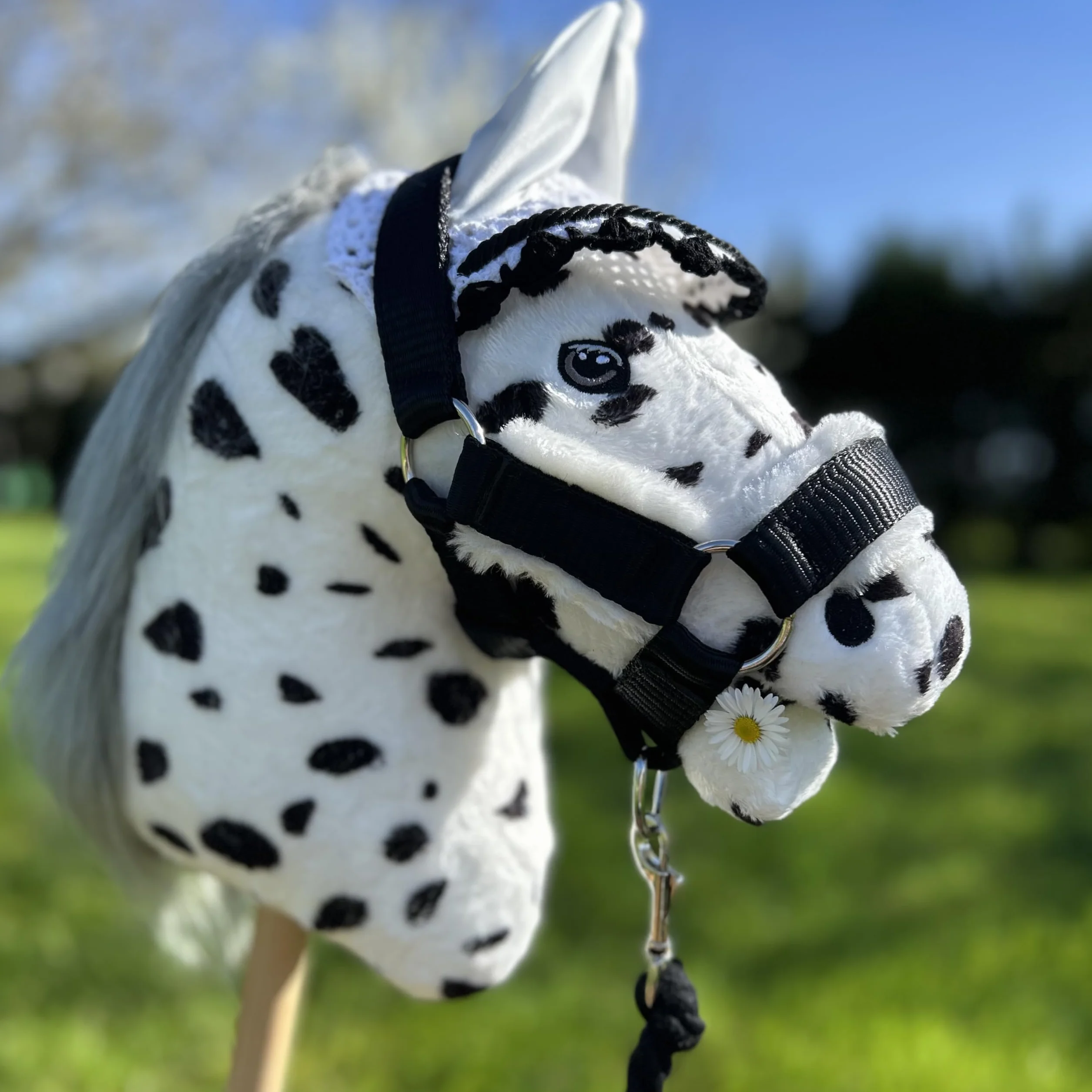 Hobby Horse Blanc pour Enfants et Adolescents - Cheval bâton avec Filet, Rênes, Bonnet et Licol