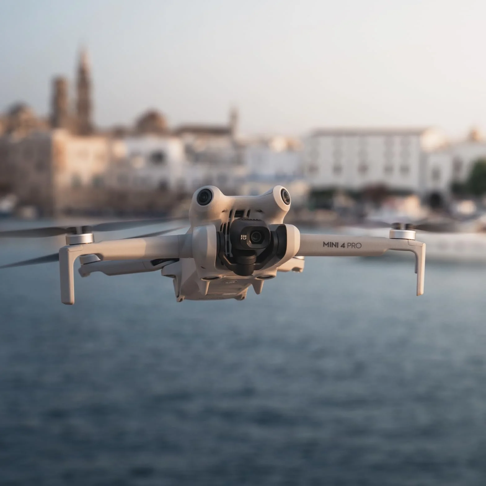 DJI Bundle avec Mini 4 Pro Fly More avec RC 2 (Radiocommande avec Écran), Mini Drone Pliable avec Caméra 4K, Moins de 0,549 lb/249 g, Temps de Vol de 34 min, 2 Batteries Supplémentaires, C0