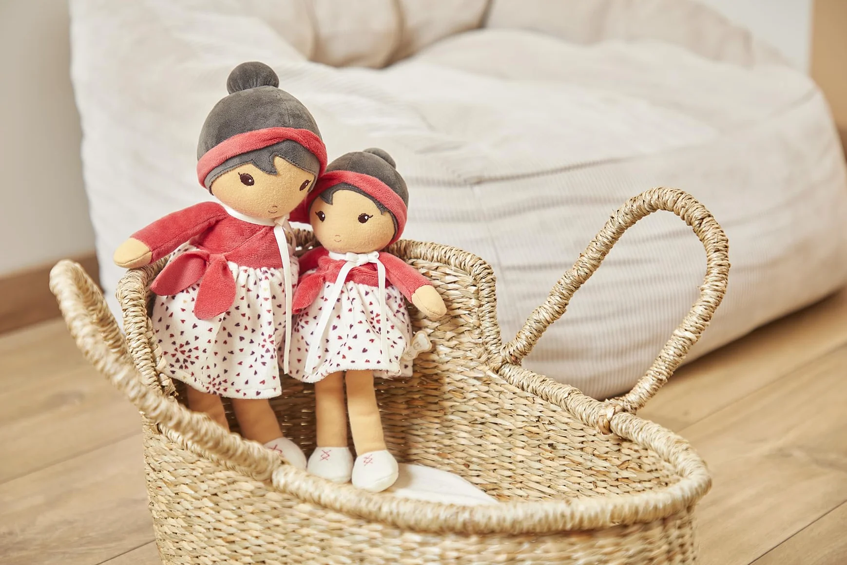 KALOO Tendresse Ma 1ère Poupée en Tissu Emilie 25 cm Jupe Micro Velours Cache-cœur Rouge Boite Cadeau Dès la Naissance