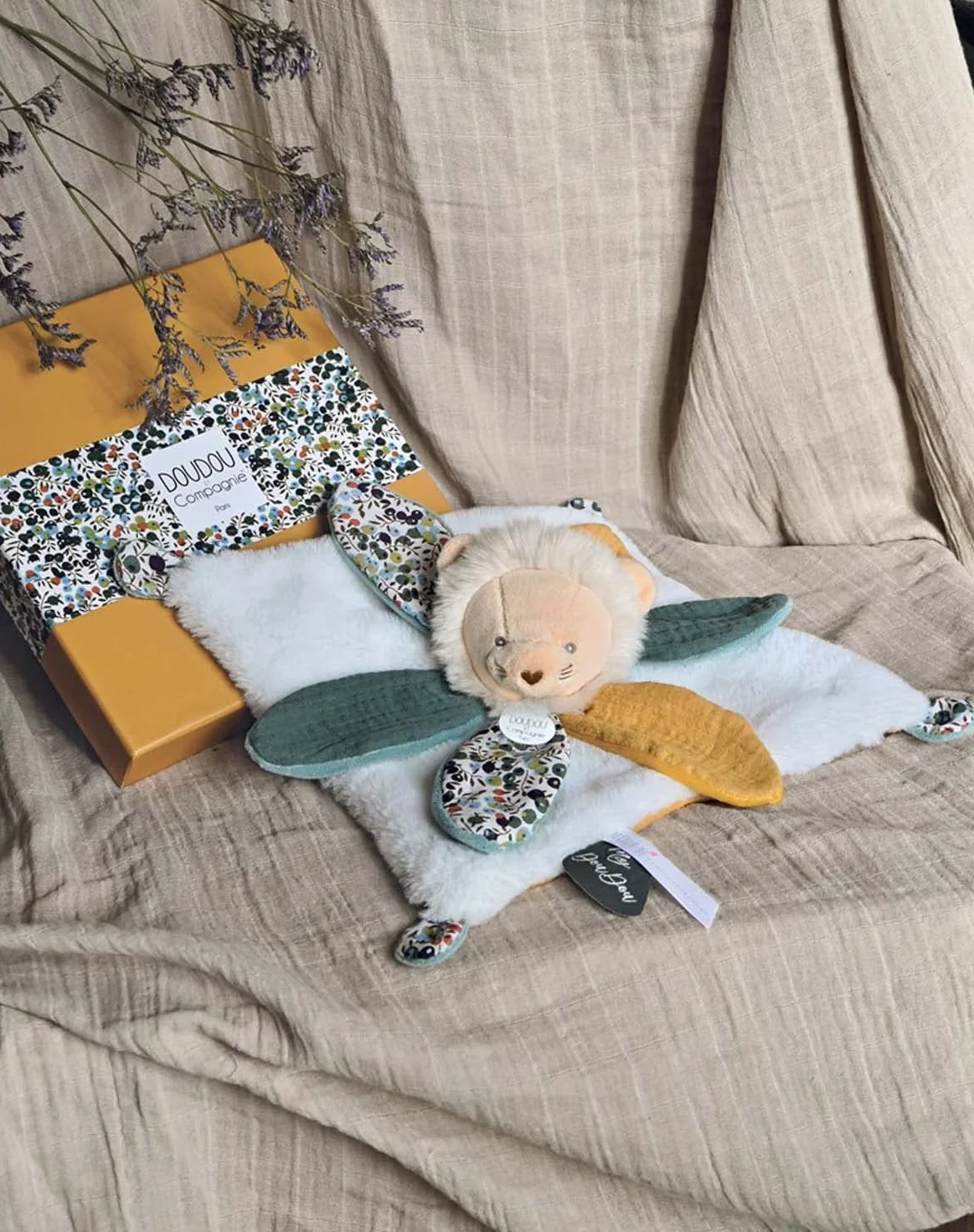 DOUDOU ET COMPAGNIE Doudou Lion Jaune Pétales Boîte Cadeau 27 Cm Collection Boh'aime Idée Cadeau Naissance Fille Garçon