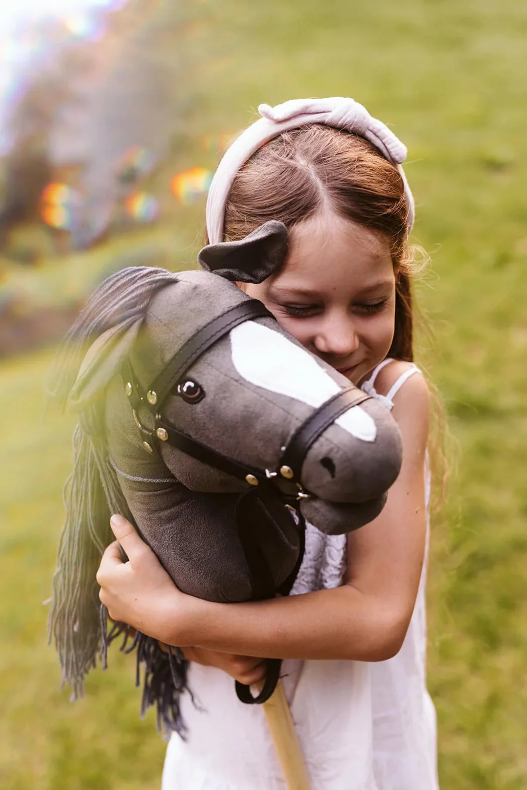Cheval Bâton gris avec sac en velours 3 ans et plus