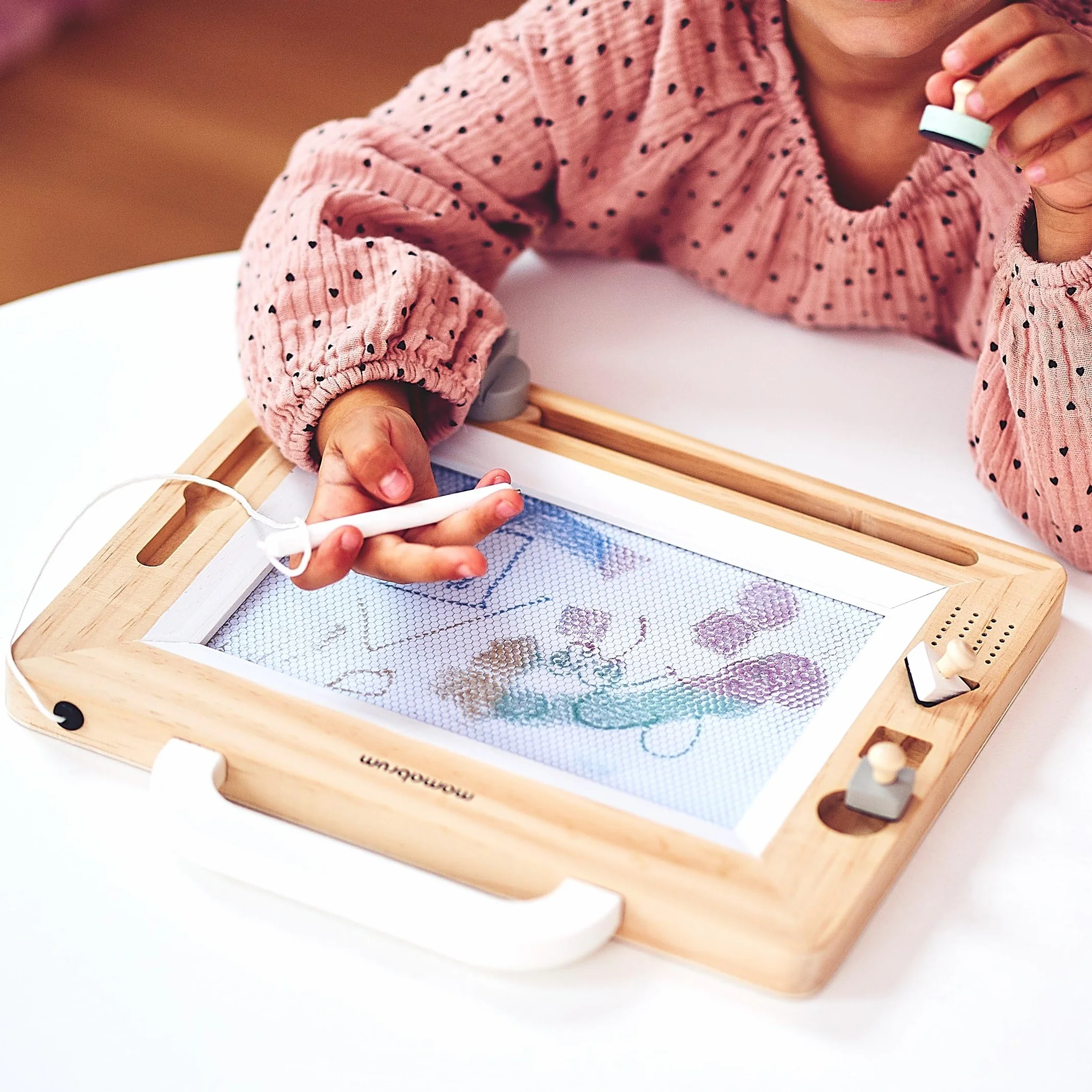 Mamabrum Livre de Gribouillage en Bois avec 3 Tampons, Planche à Dessin, Jouet Éducatif pour Enfants 3 Ans+