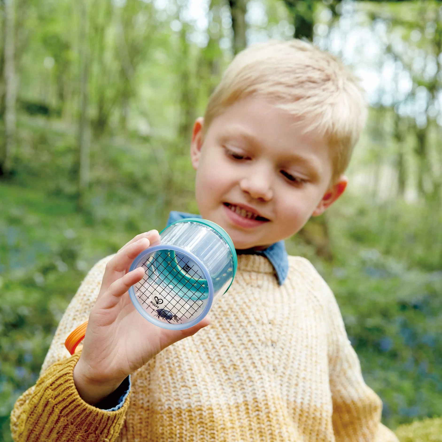 Hape Boîte à Insectes pour Enfants avec Loupe - Pot en Plastique Végétal, Loupe x4, 5+ Ans, Kit Exploration Nature